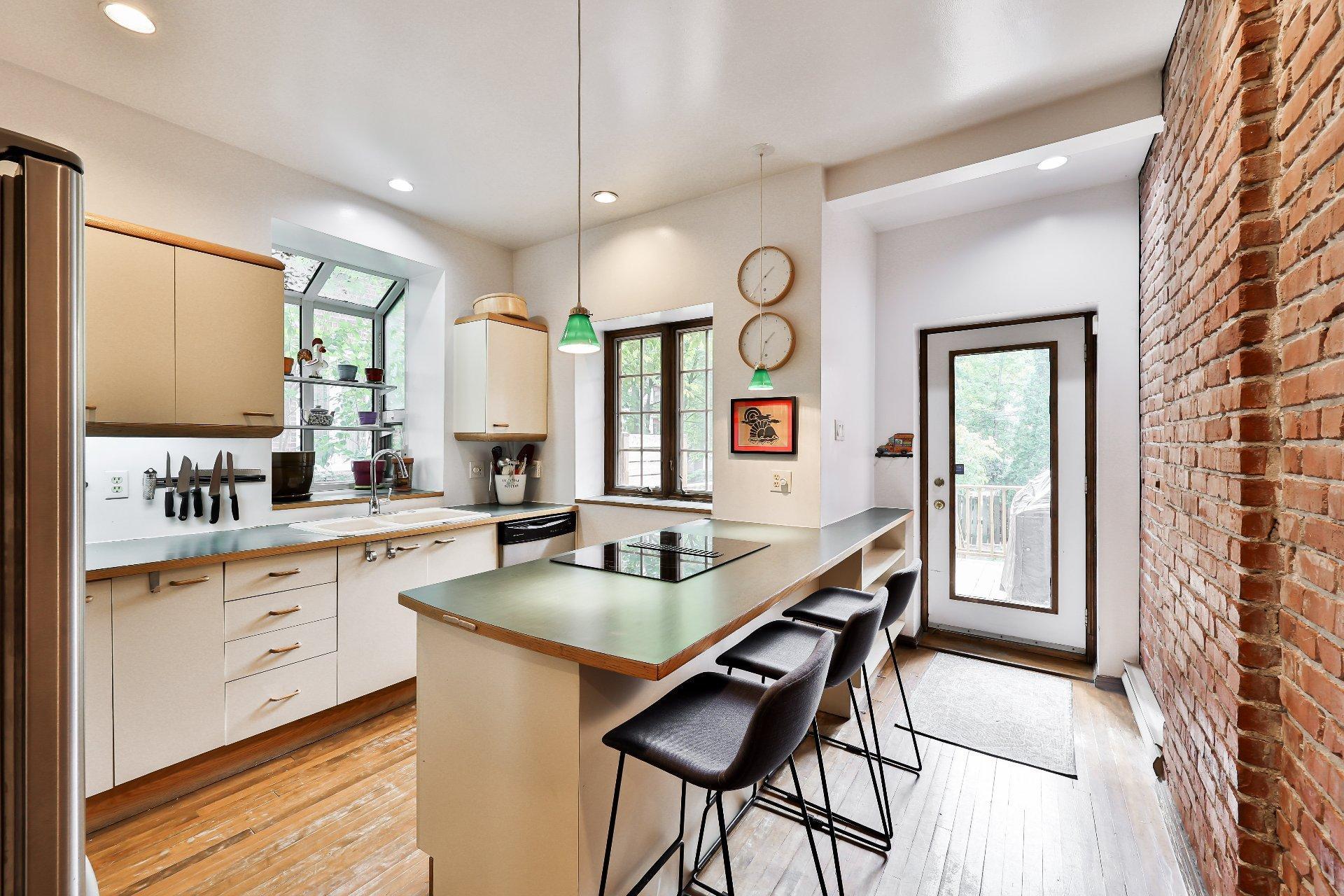 









240


Av. Redfern

,
Westmount,




QC
H3Z2G3

