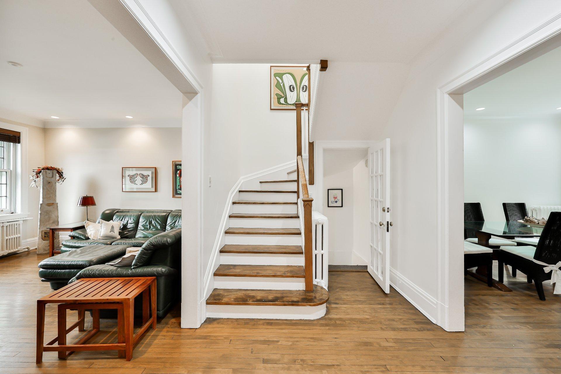 









240


Av. Redfern

,
Westmount,




QC
H3Z2G3


