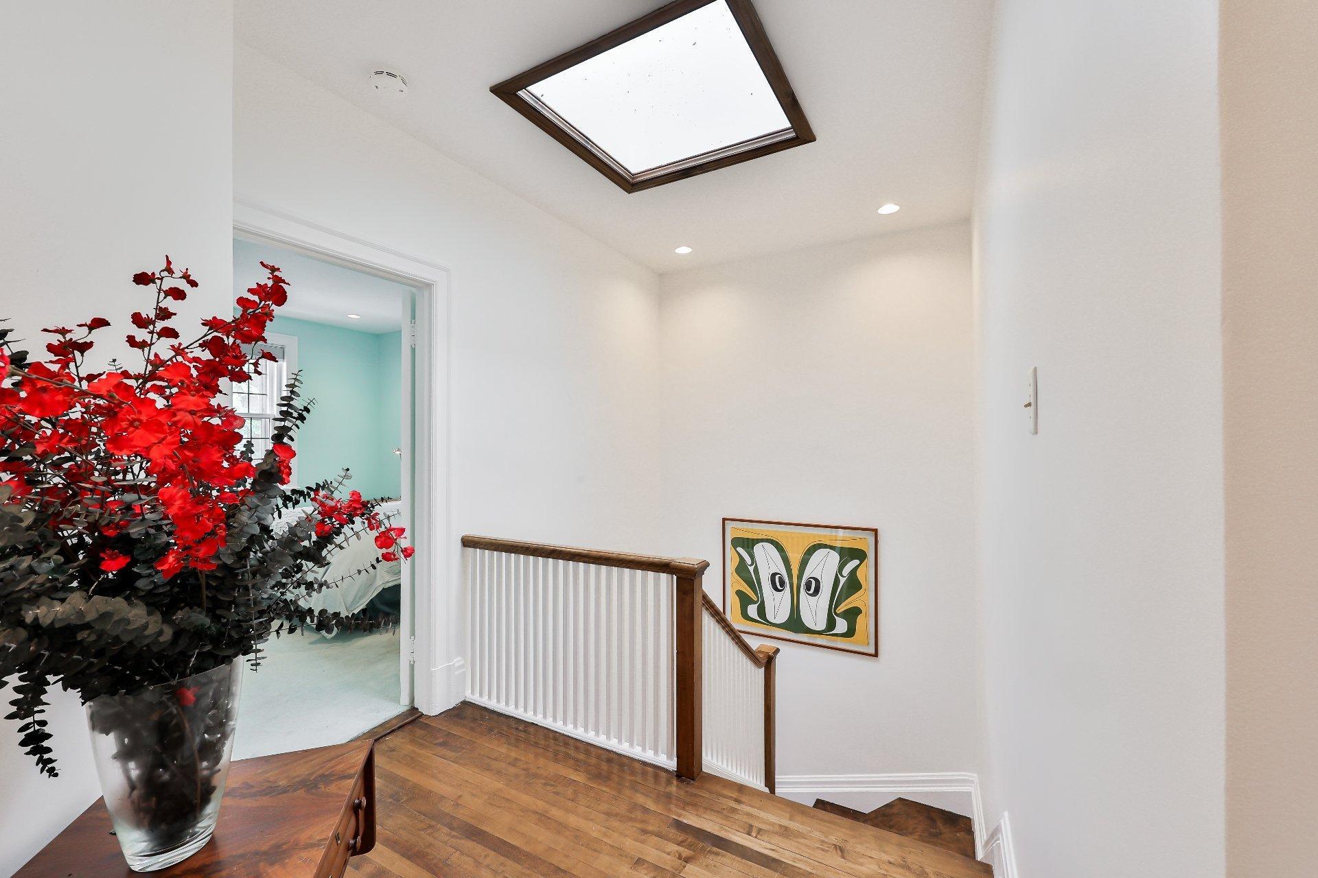 









240


Av. Redfern

,
Westmount,




QC
H3Z2G3

