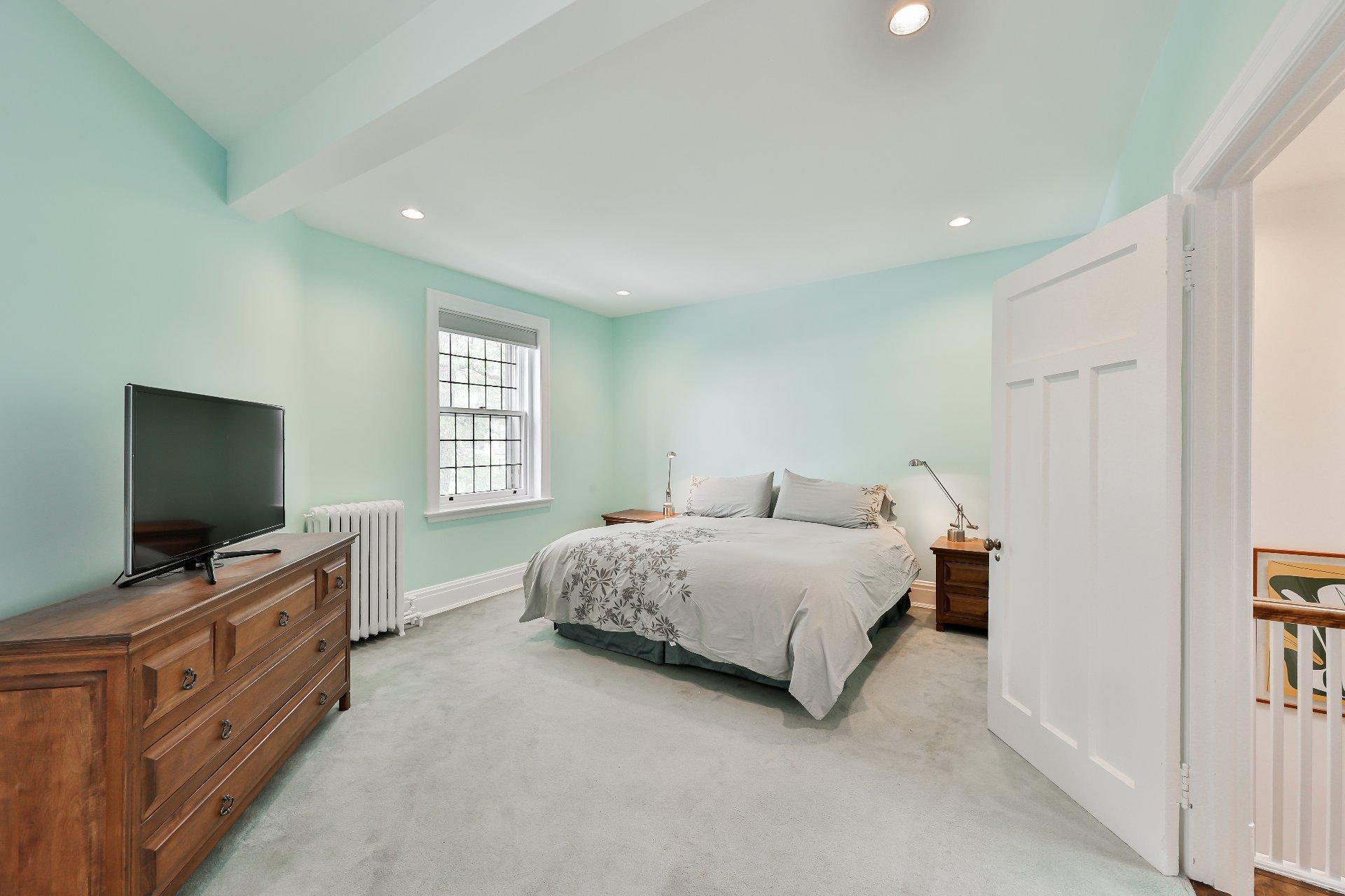 









240


Av. Redfern

,
Westmount,




QC
H3Z2G3


