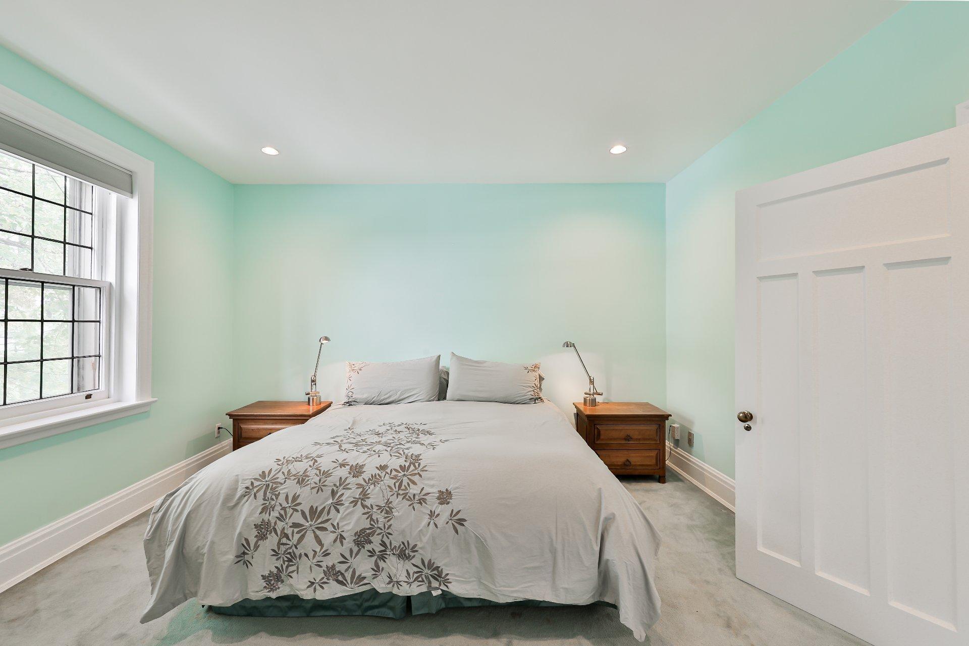 









240


Av. Redfern

,
Westmount,




QC
H3Z2G3

