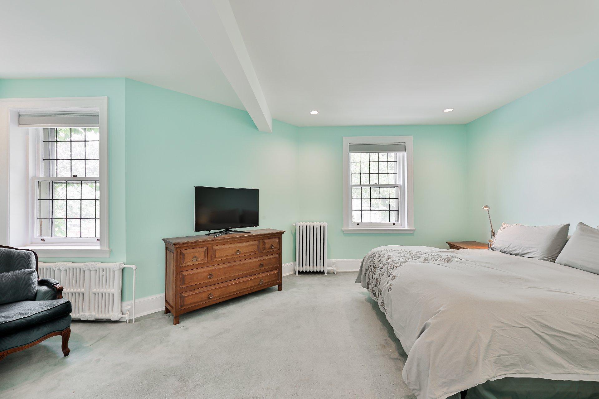 









240


Av. Redfern

,
Westmount,




QC
H3Z2G3

