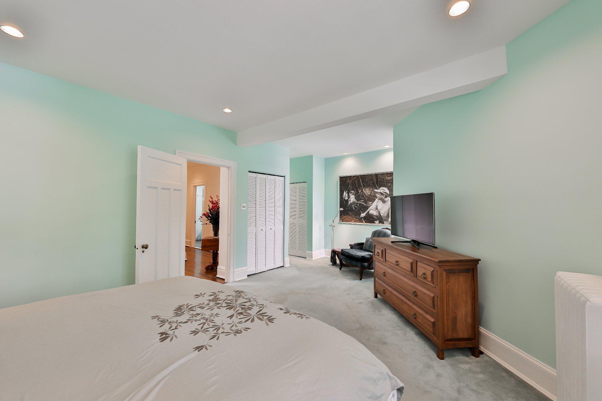 









240


Av. Redfern

,
Westmount,




QC
H3Z2G3

