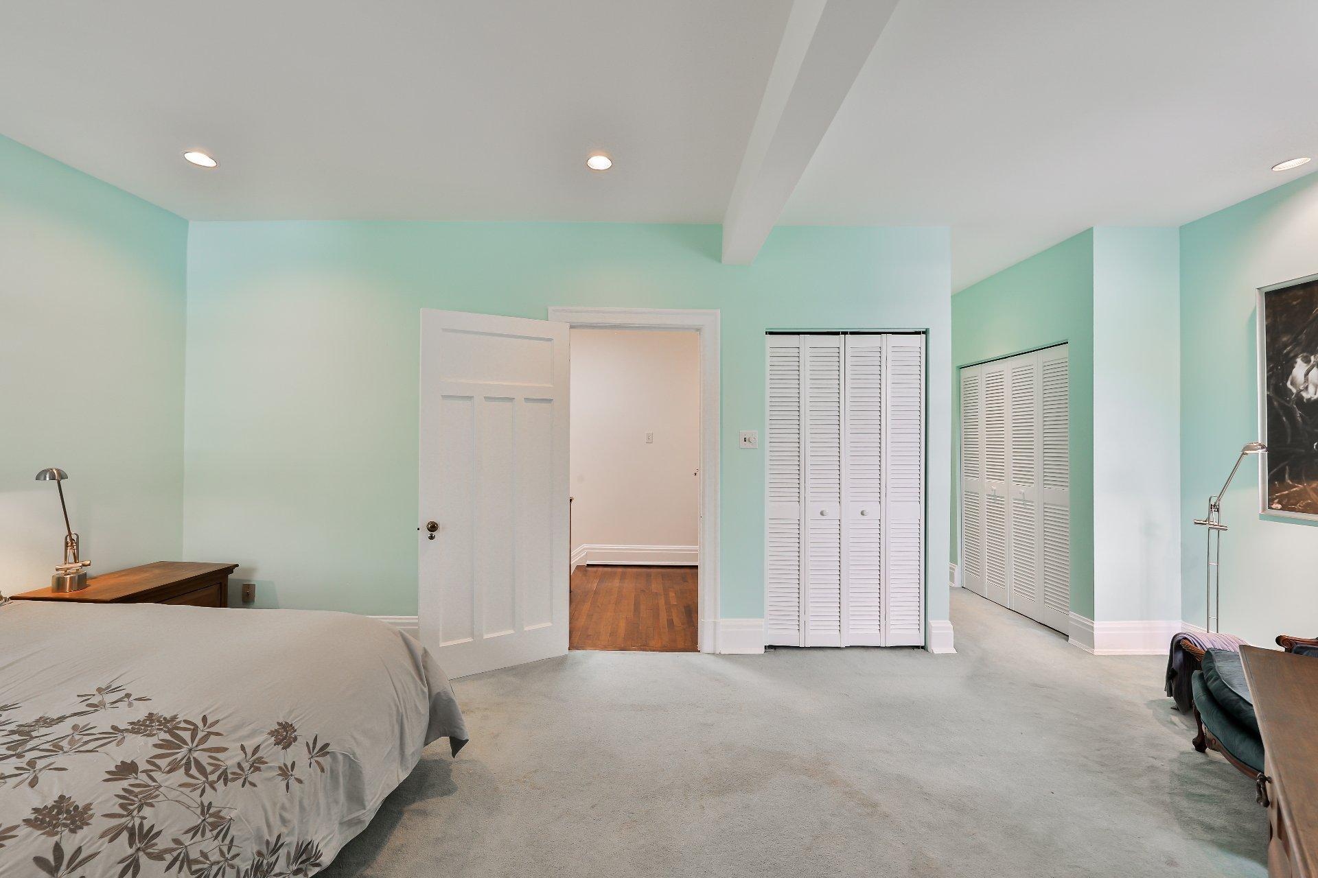









240


Av. Redfern

,
Westmount,




QC
H3Z2G3


