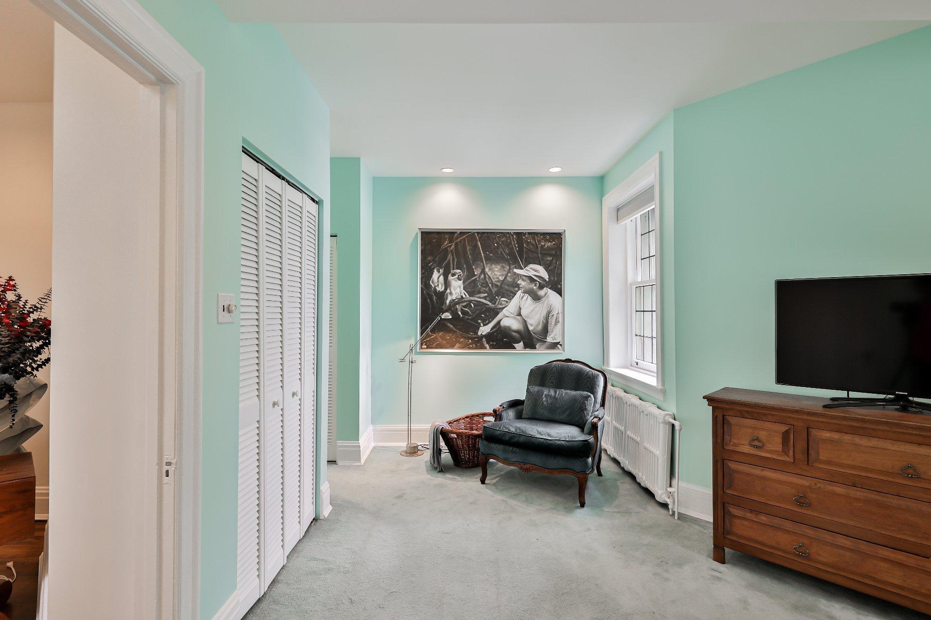 









240


Av. Redfern

,
Westmount,




QC
H3Z2G3

