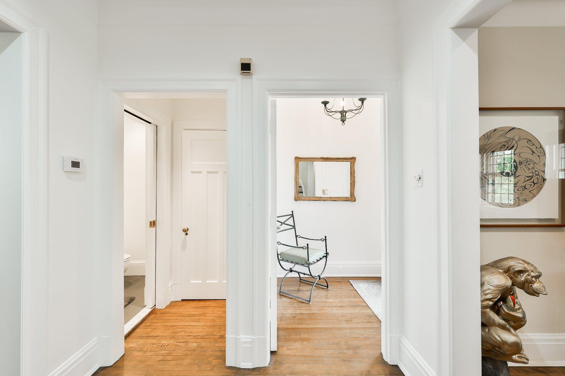









240


Av. Redfern

,
Westmount,




QC
H3Z2G3

