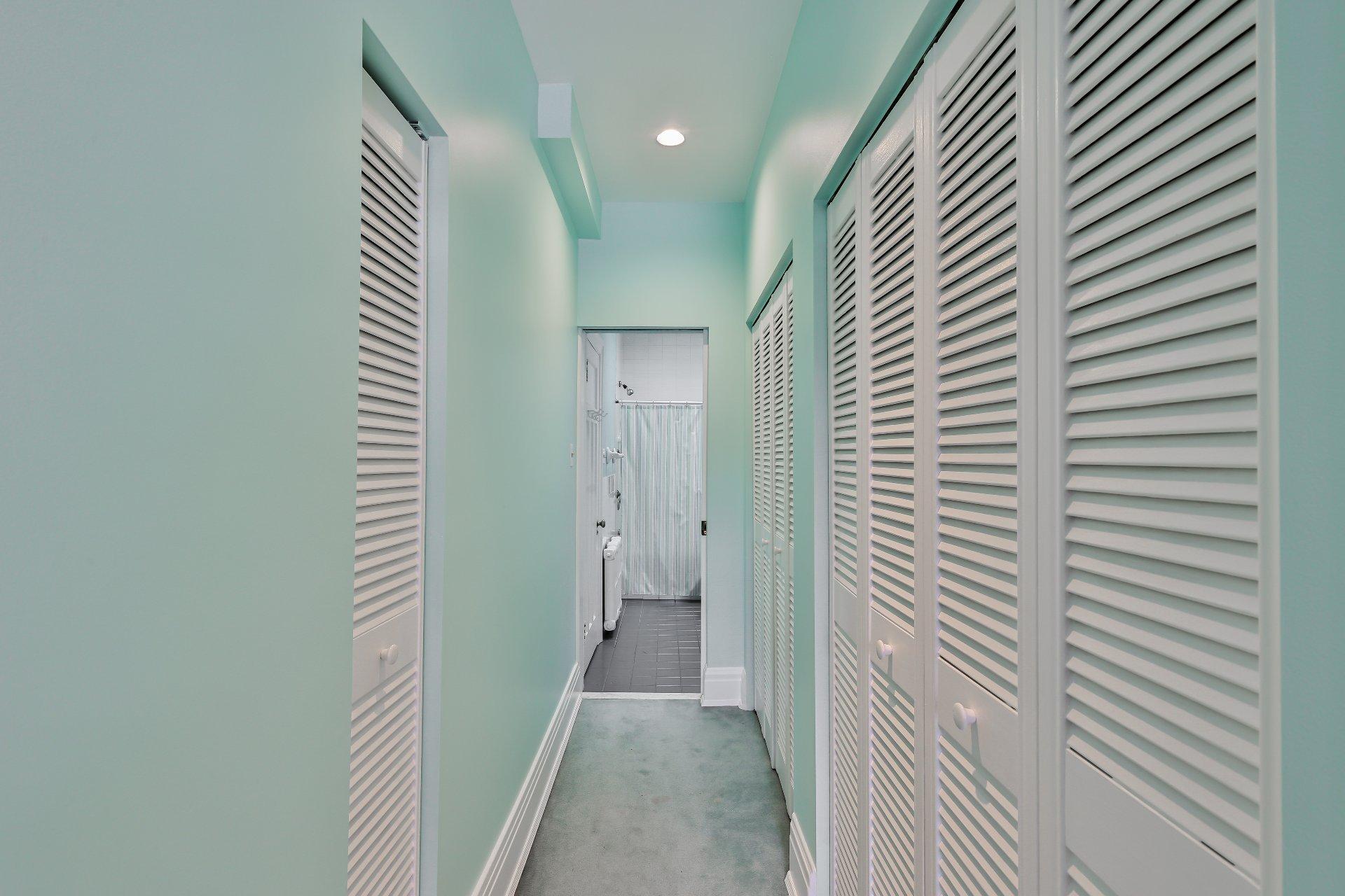 









240


Av. Redfern

,
Westmount,




QC
H3Z2G3

