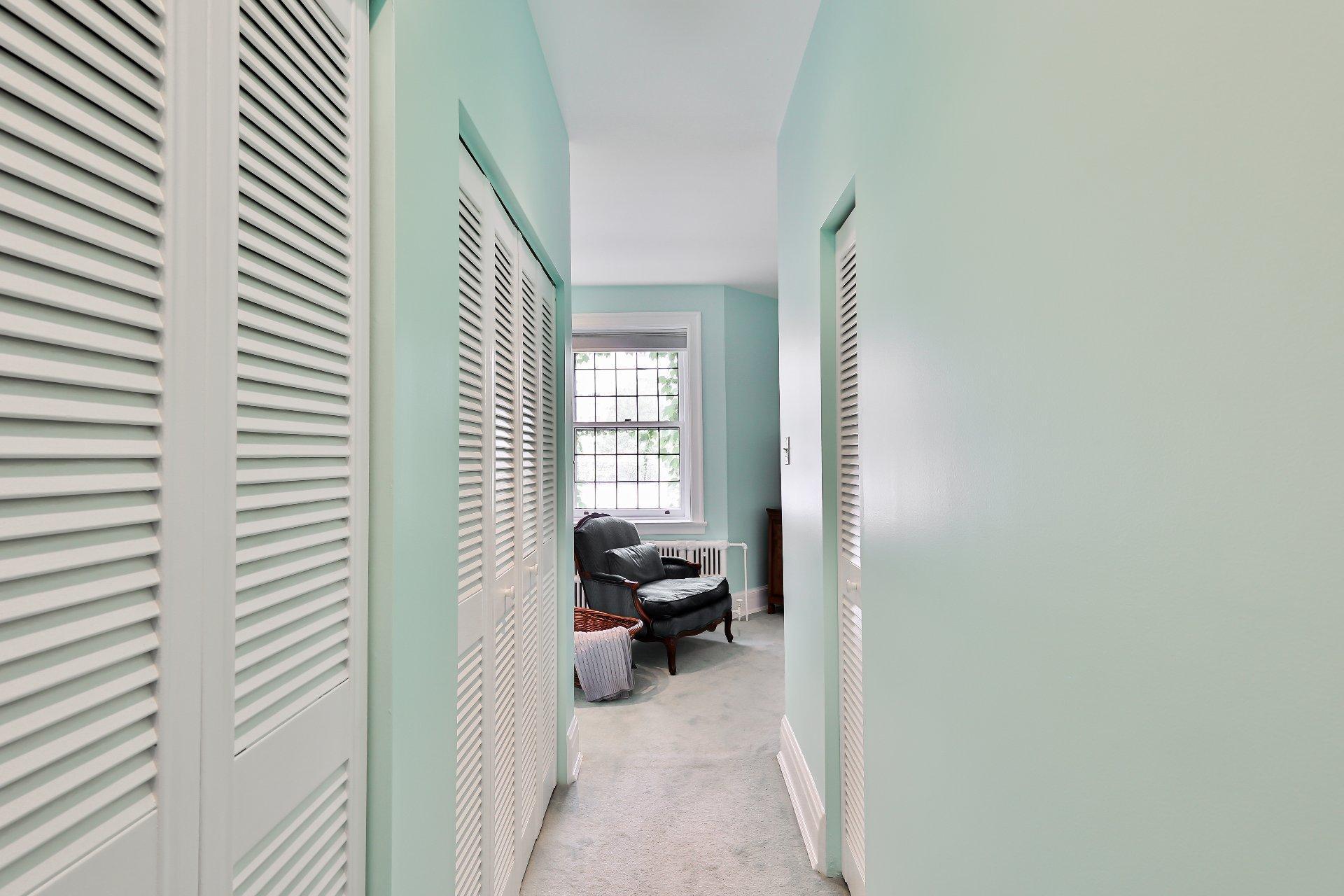 









240


Av. Redfern

,
Westmount,




QC
H3Z2G3


