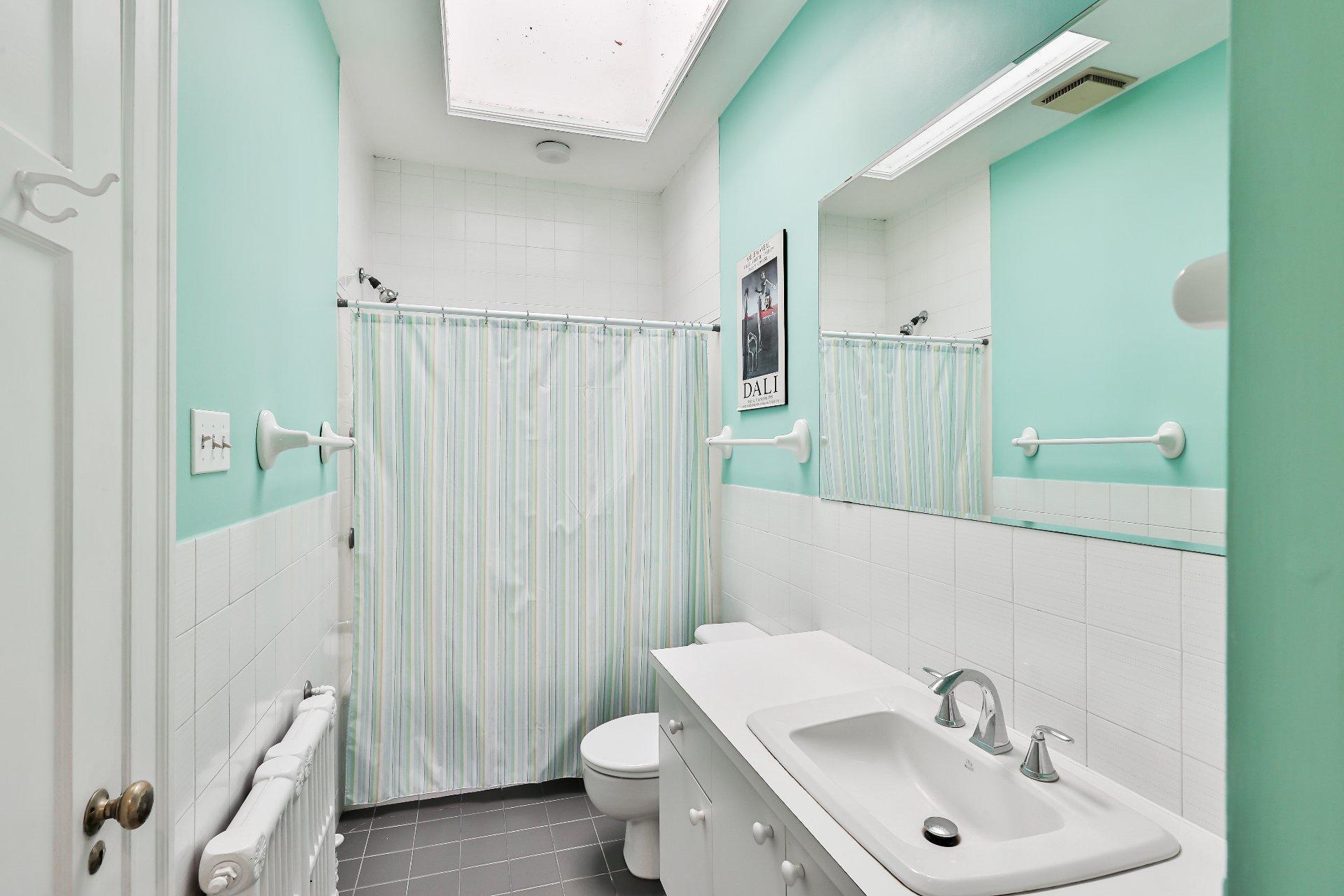 









240


Av. Redfern

,
Westmount,




QC
H3Z2G3

