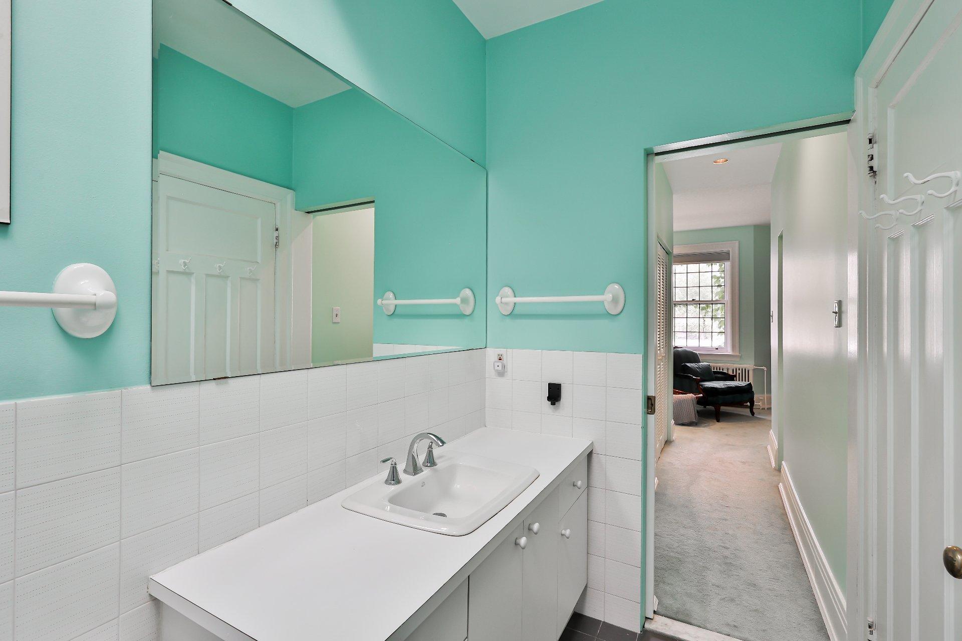 









240


Av. Redfern

,
Westmount,




QC
H3Z2G3

