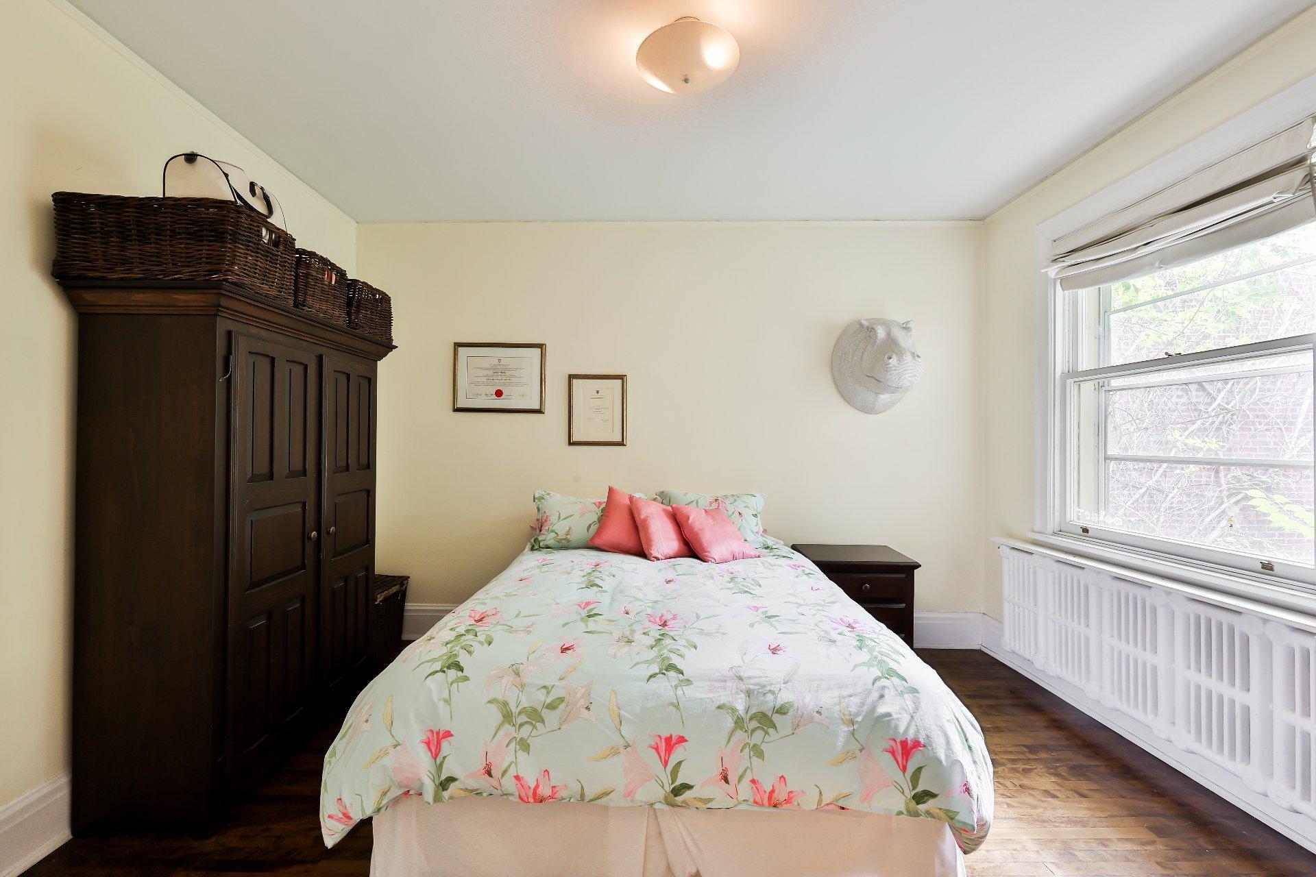 









240


Av. Redfern

,
Westmount,




QC
H3Z2G3

