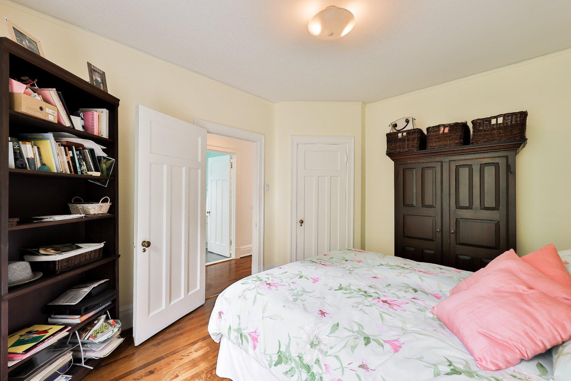 









240


Av. Redfern

,
Westmount,




QC
H3Z2G3

