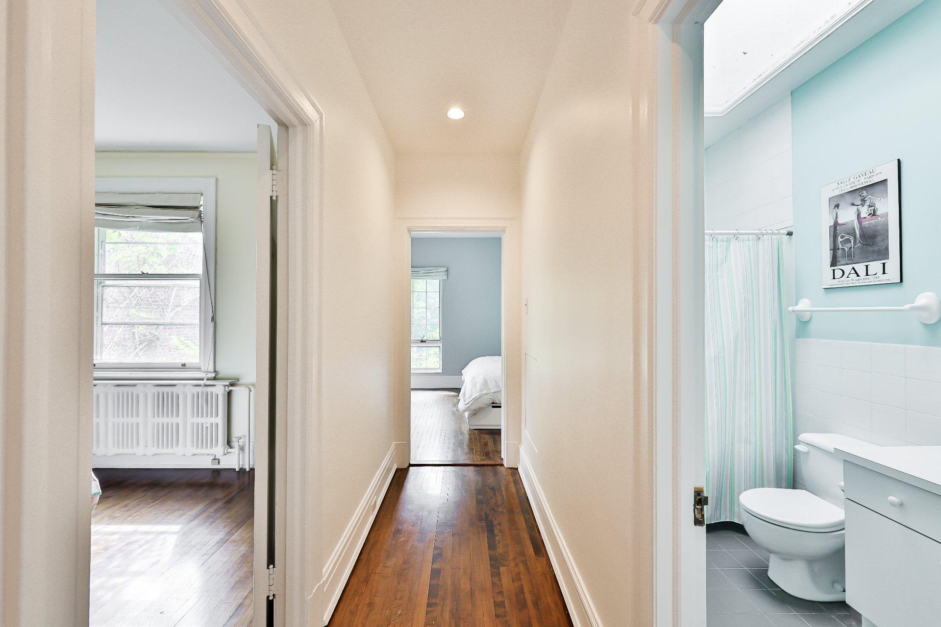 









240


Av. Redfern

,
Westmount,




QC
H3Z2G3


