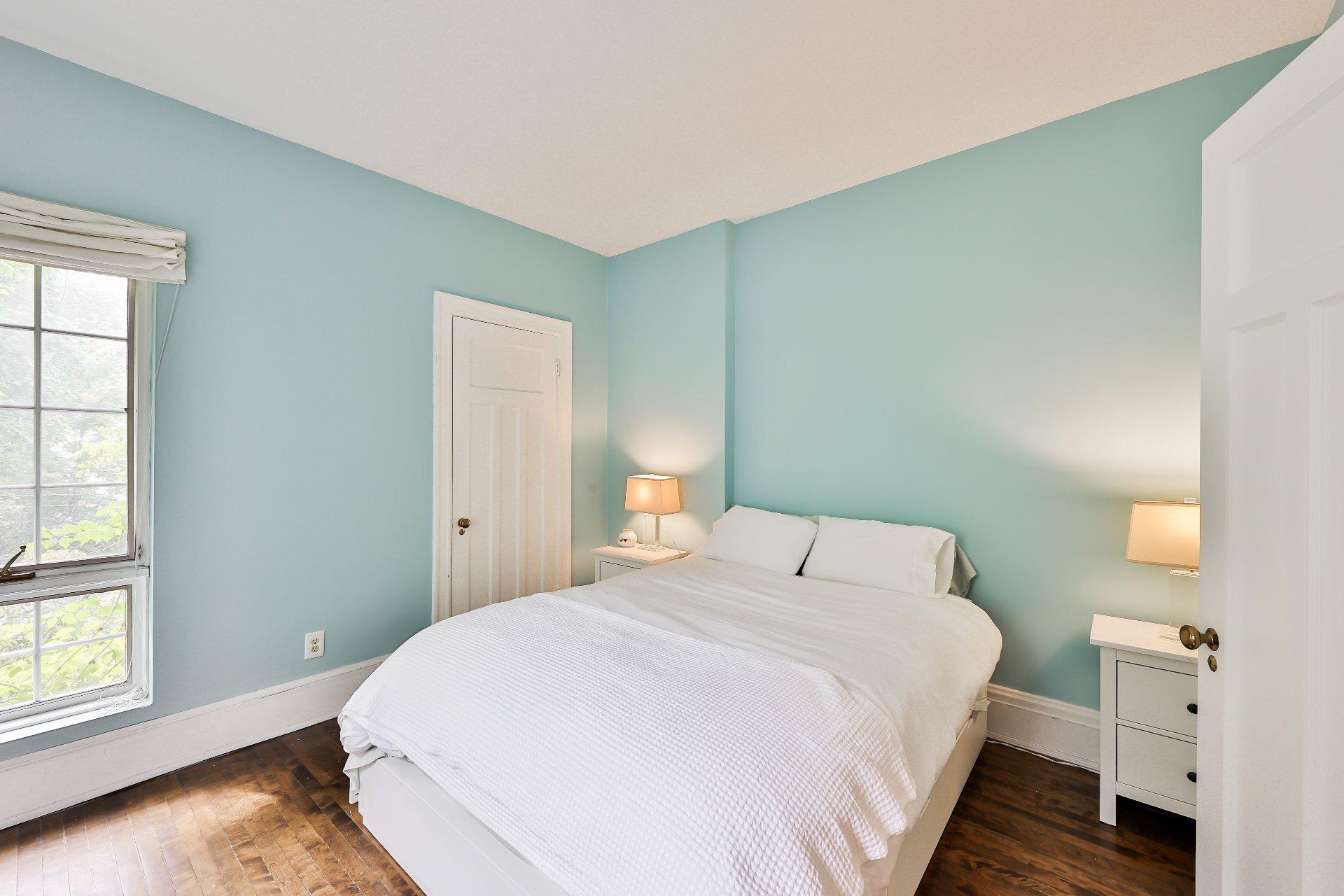 









240


Av. Redfern

,
Westmount,




QC
H3Z2G3

