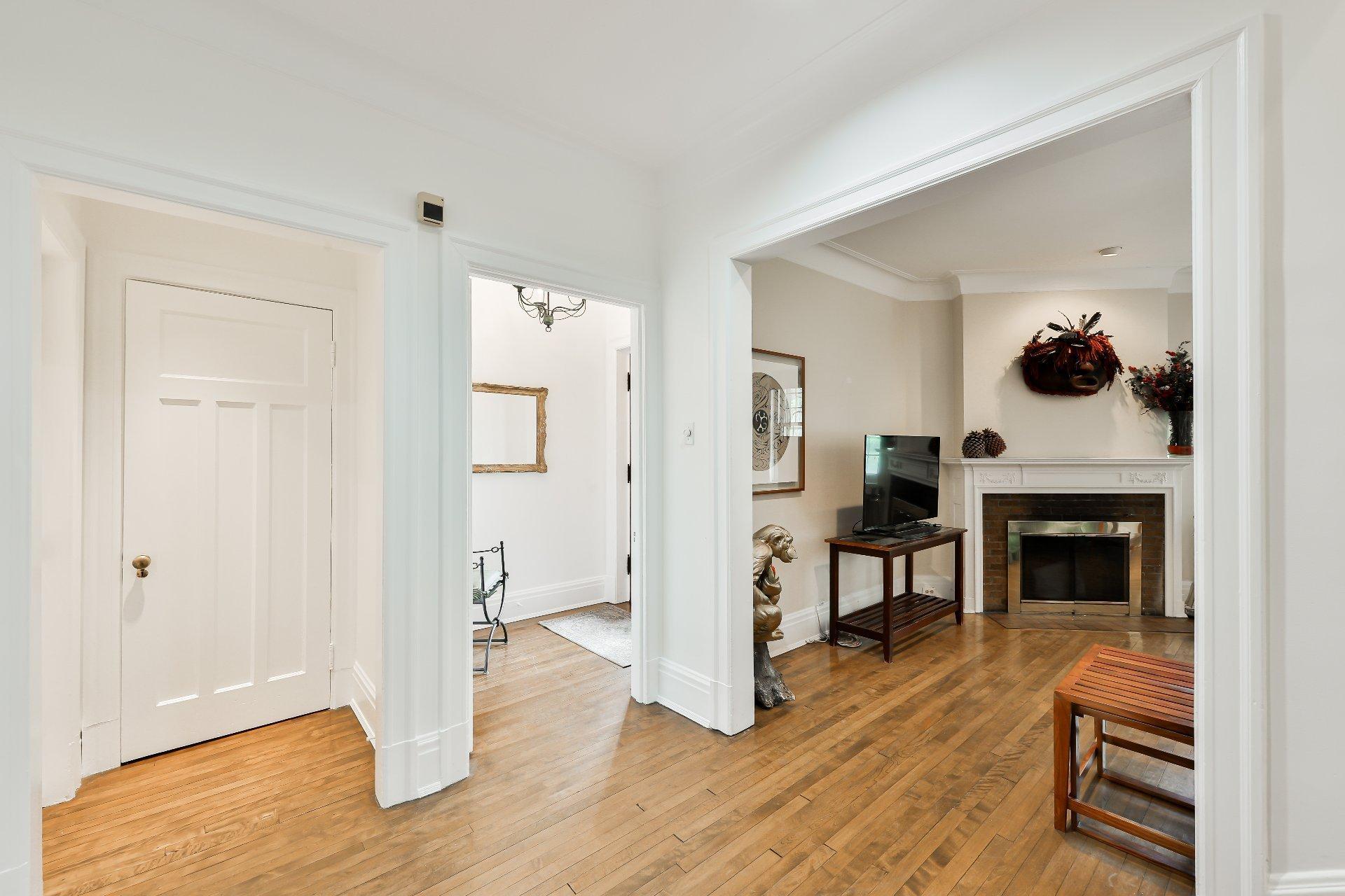 









240


Av. Redfern

,
Westmount,




QC
H3Z2G3

