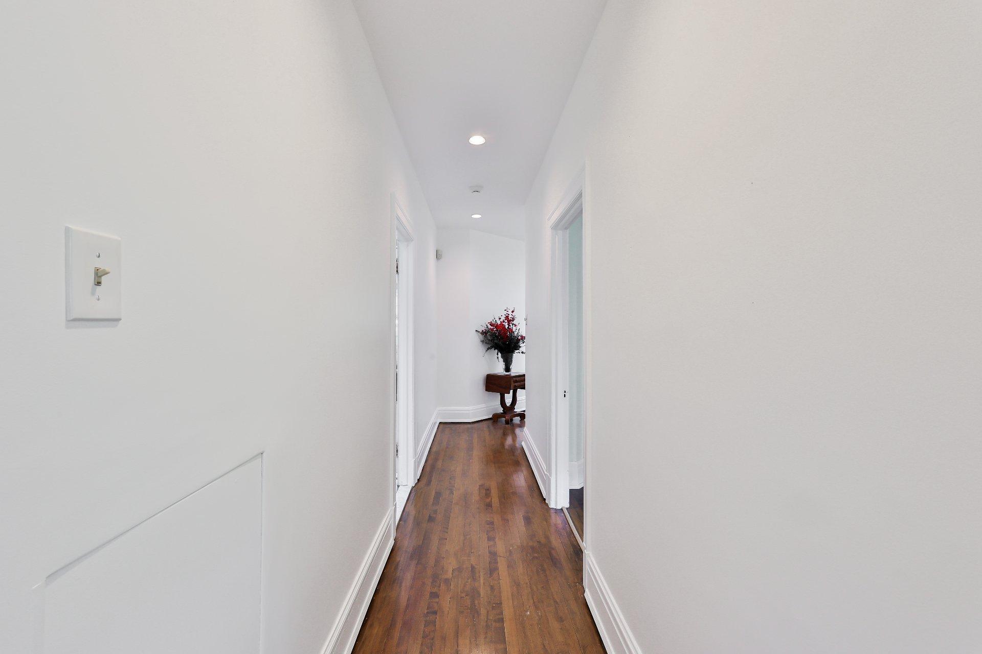 









240


Av. Redfern

,
Westmount,




QC
H3Z2G3

