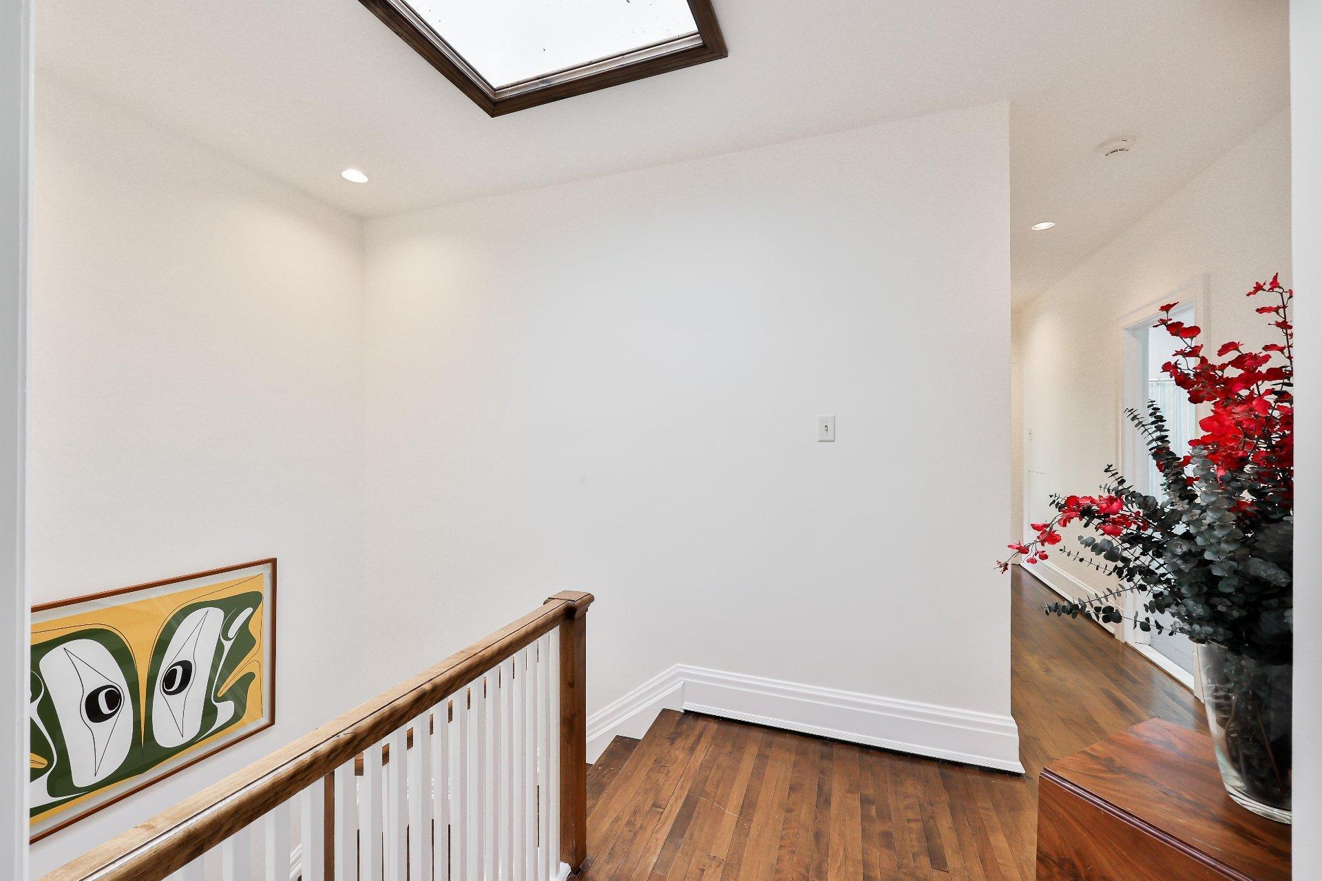 









240


Av. Redfern

,
Westmount,




QC
H3Z2G3

