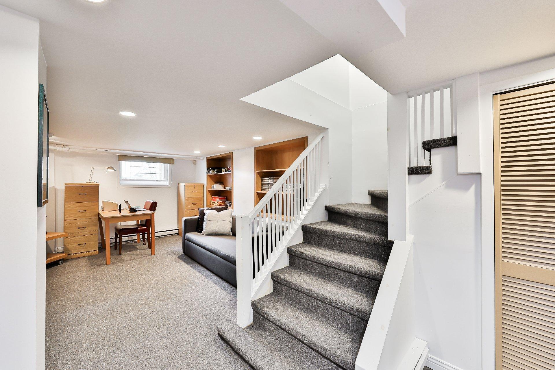 









240


Av. Redfern

,
Westmount,




QC
H3Z2G3

