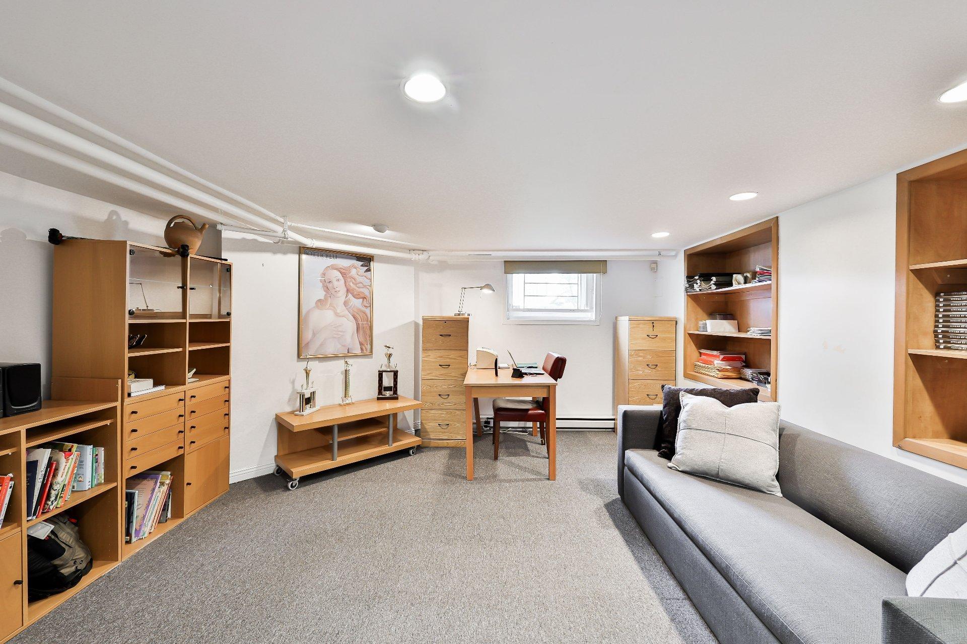 









240


Av. Redfern

,
Westmount,




QC
H3Z2G3

