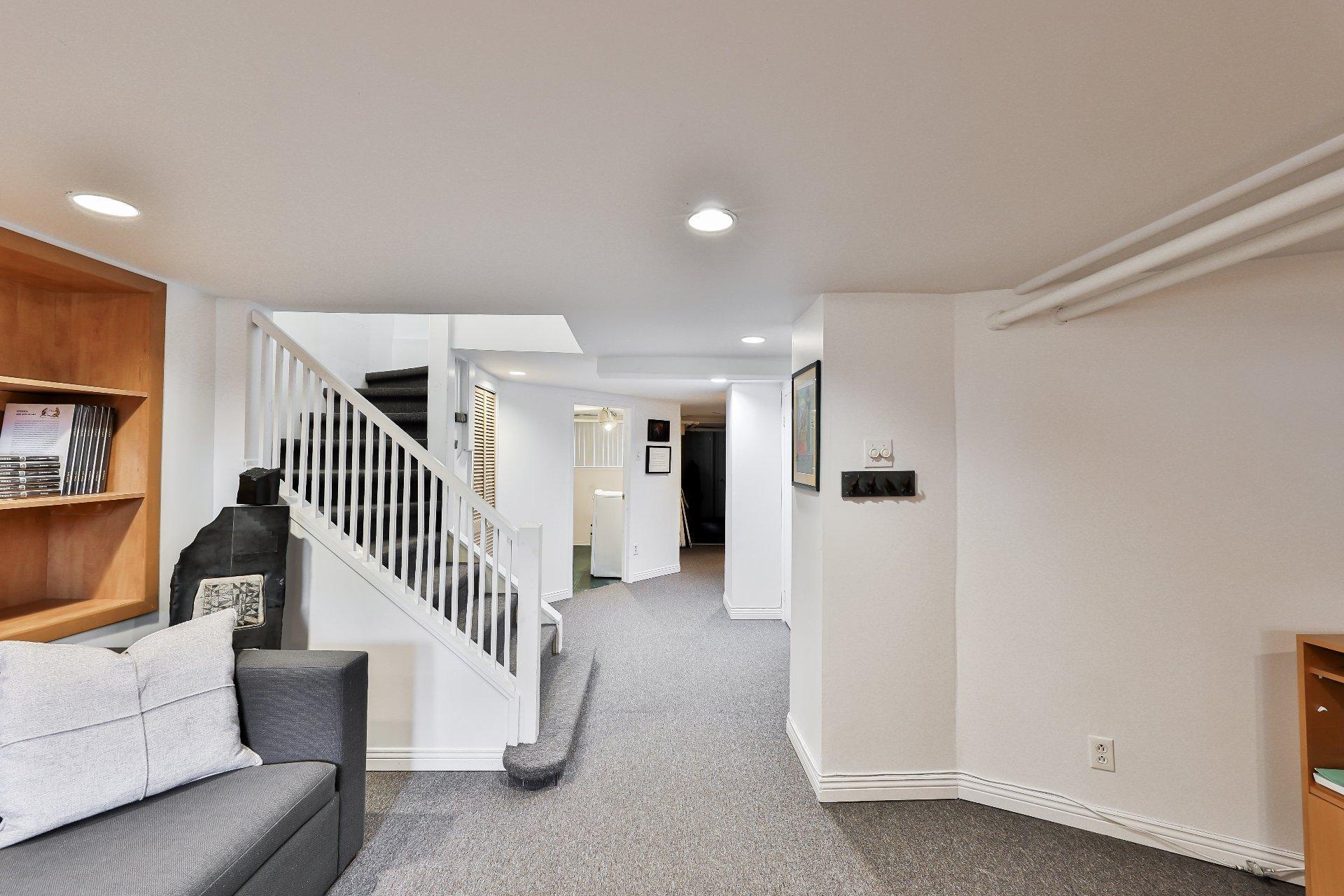 









240


Av. Redfern

,
Westmount,




QC
H3Z2G3

