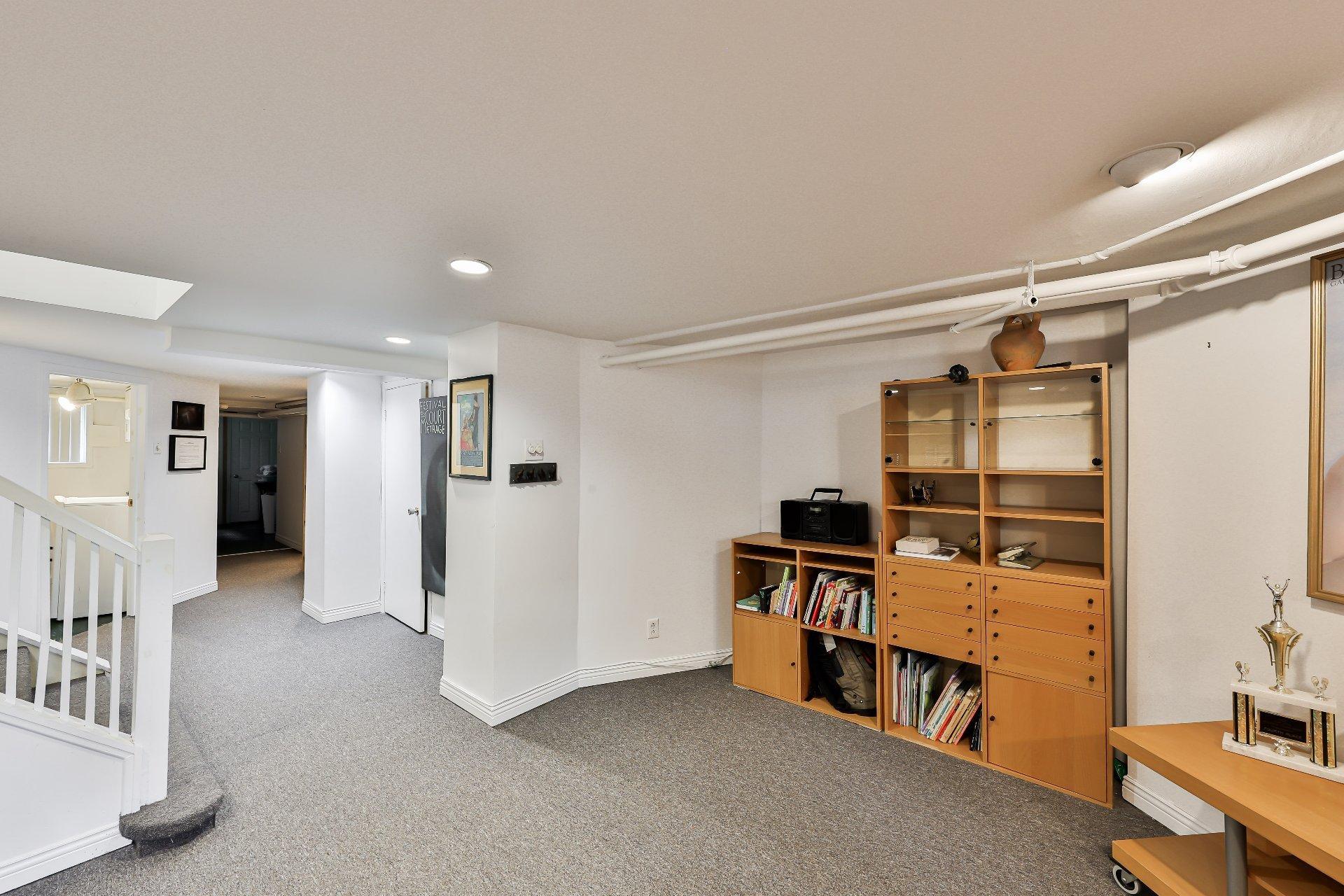 









240


Av. Redfern

,
Westmount,




QC
H3Z2G3

