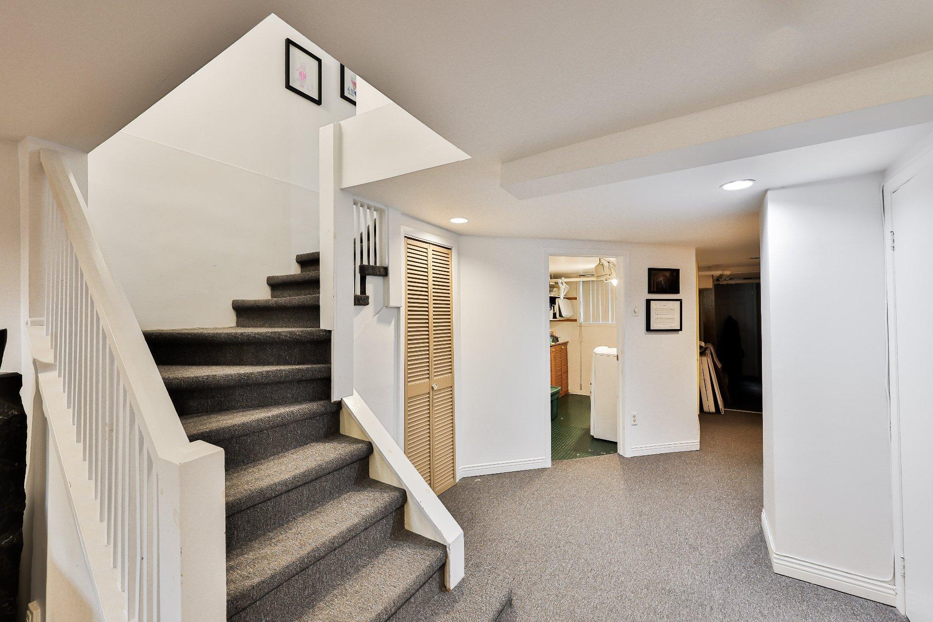









240


Av. Redfern

,
Westmount,




QC
H3Z2G3

