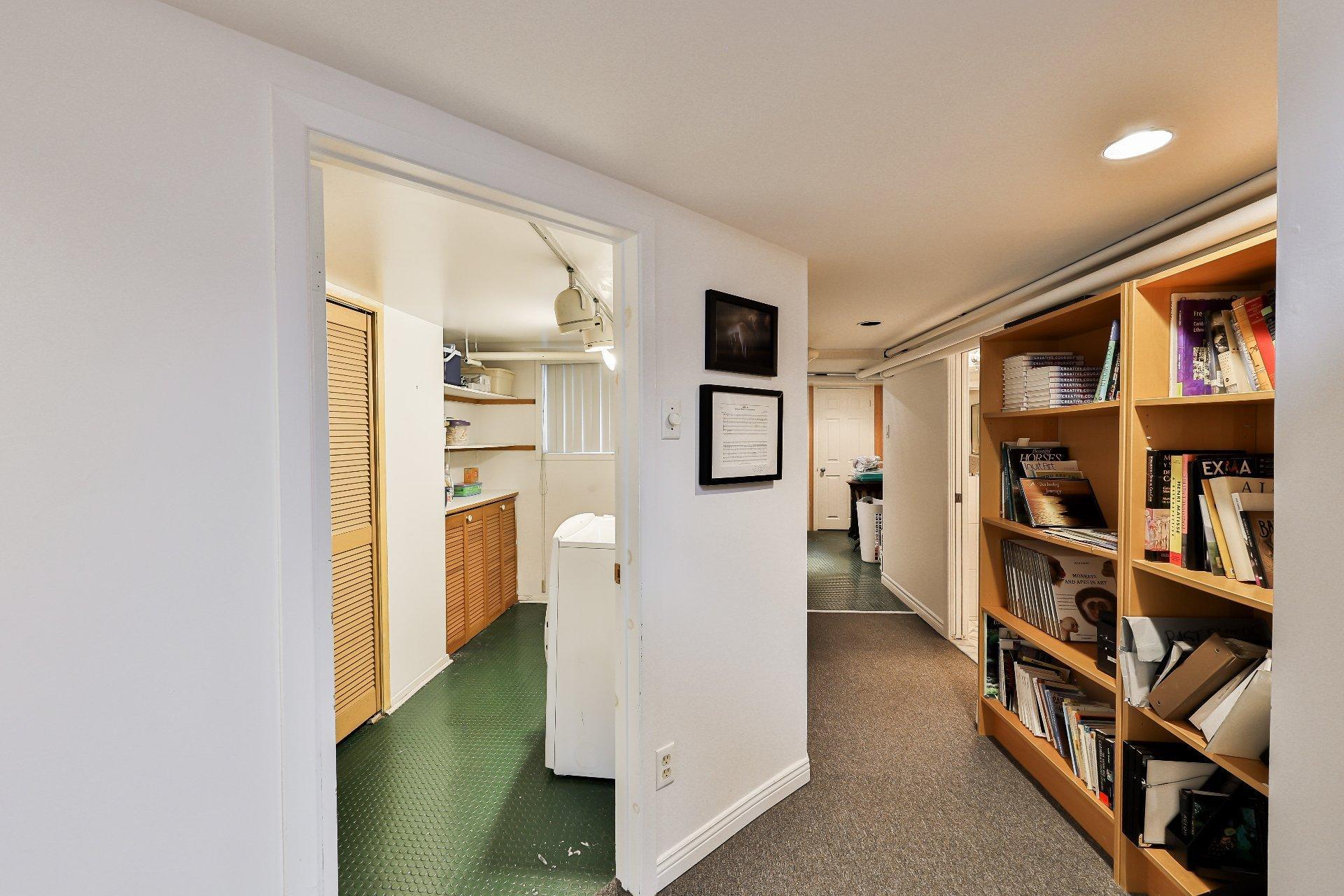 









240


Av. Redfern

,
Westmount,




QC
H3Z2G3


