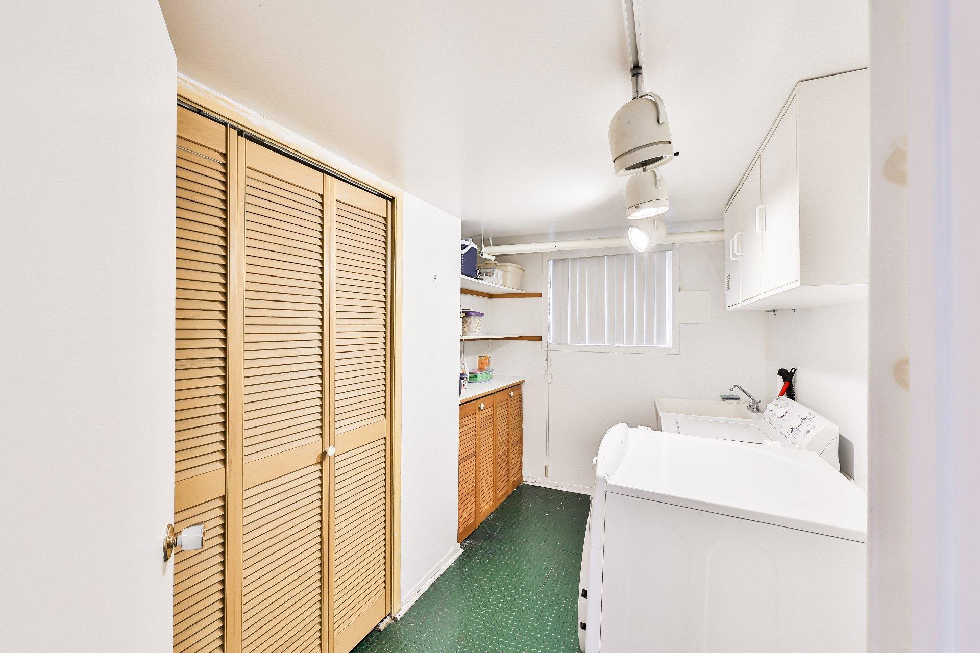 









240


Av. Redfern

,
Westmount,




QC
H3Z2G3

