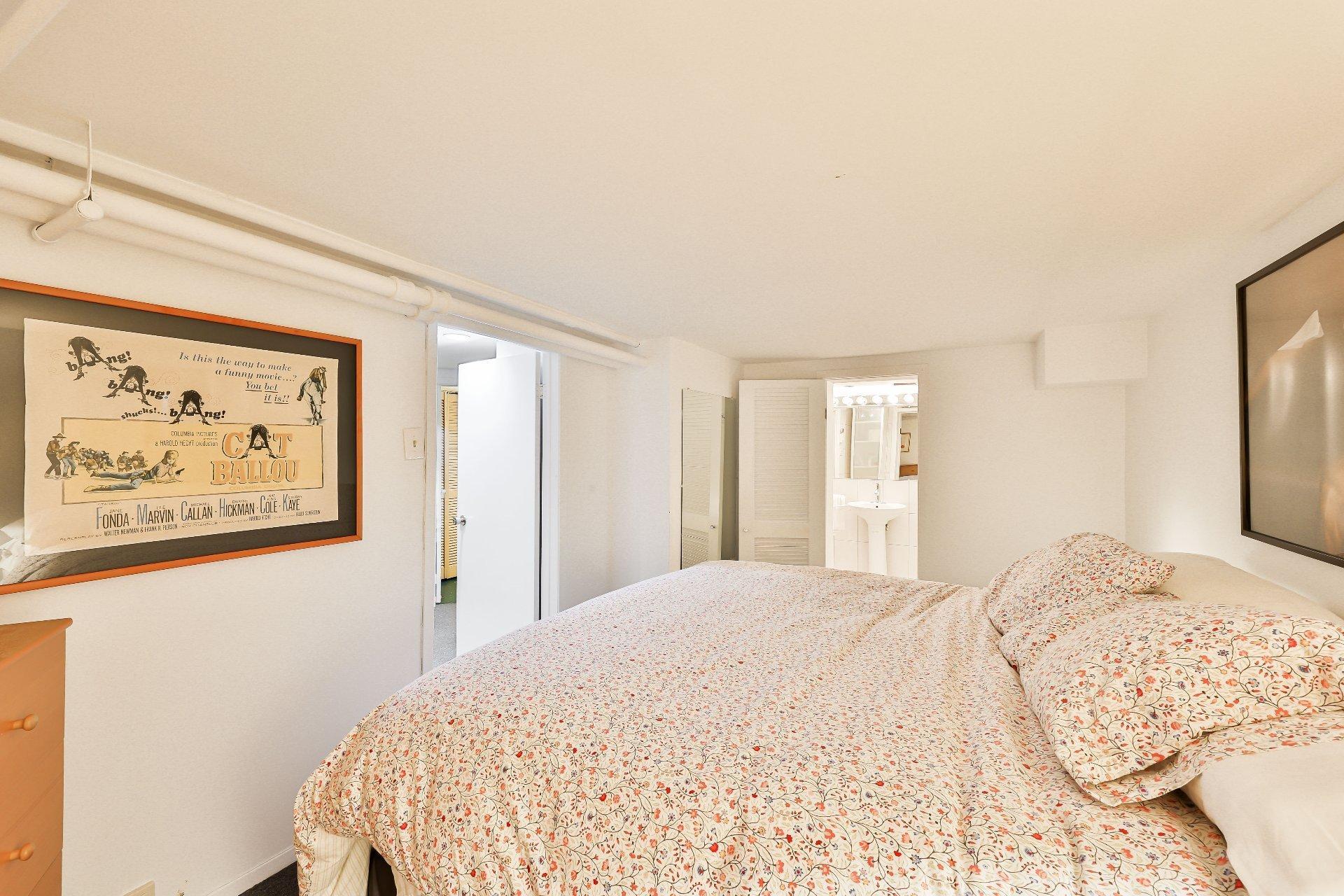 









240


Av. Redfern

,
Westmount,




QC
H3Z2G3

