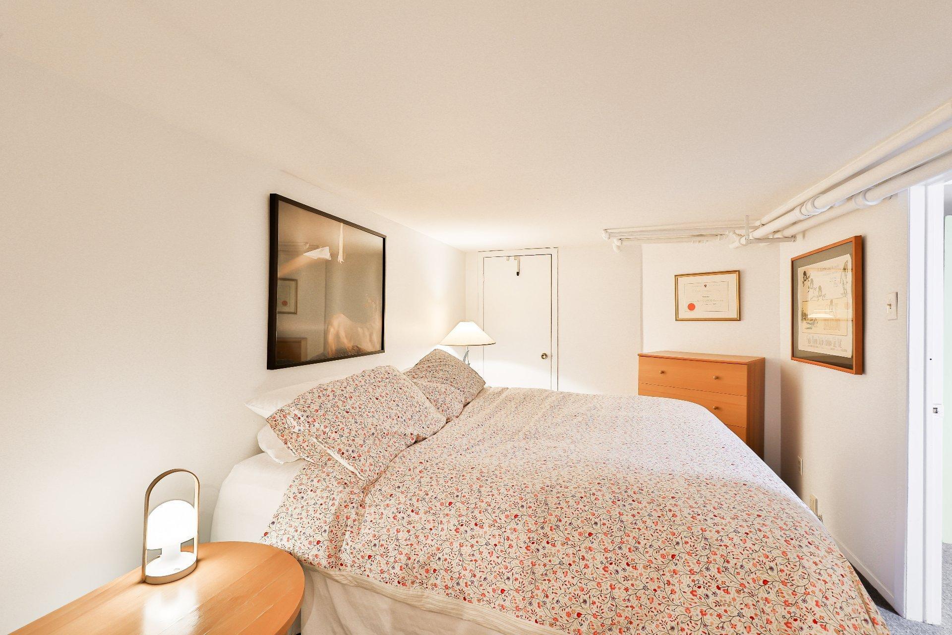 









240


Av. Redfern

,
Westmount,




QC
H3Z2G3


