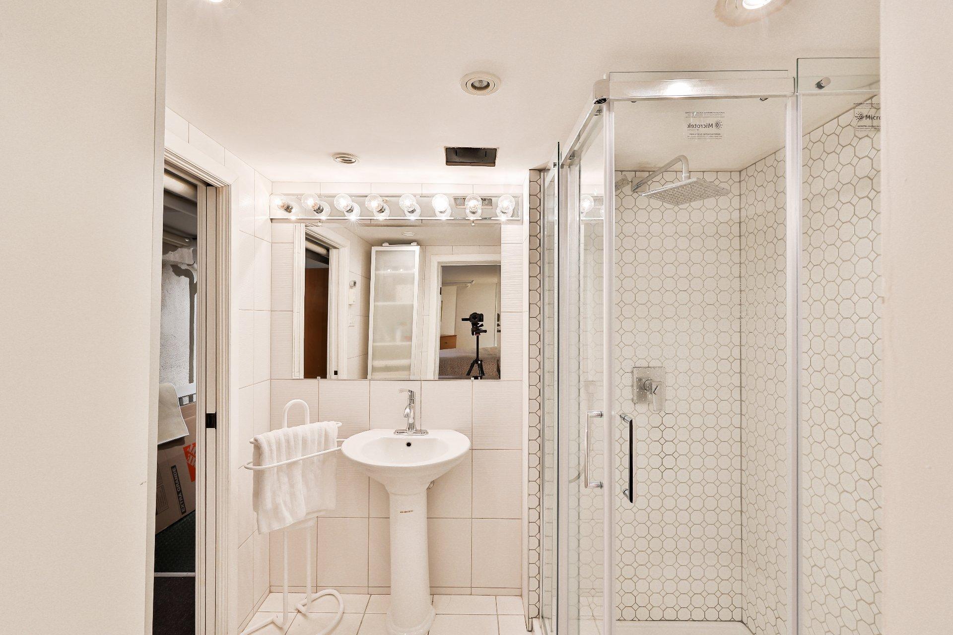 









240


Av. Redfern

,
Westmount,




QC
H3Z2G3

