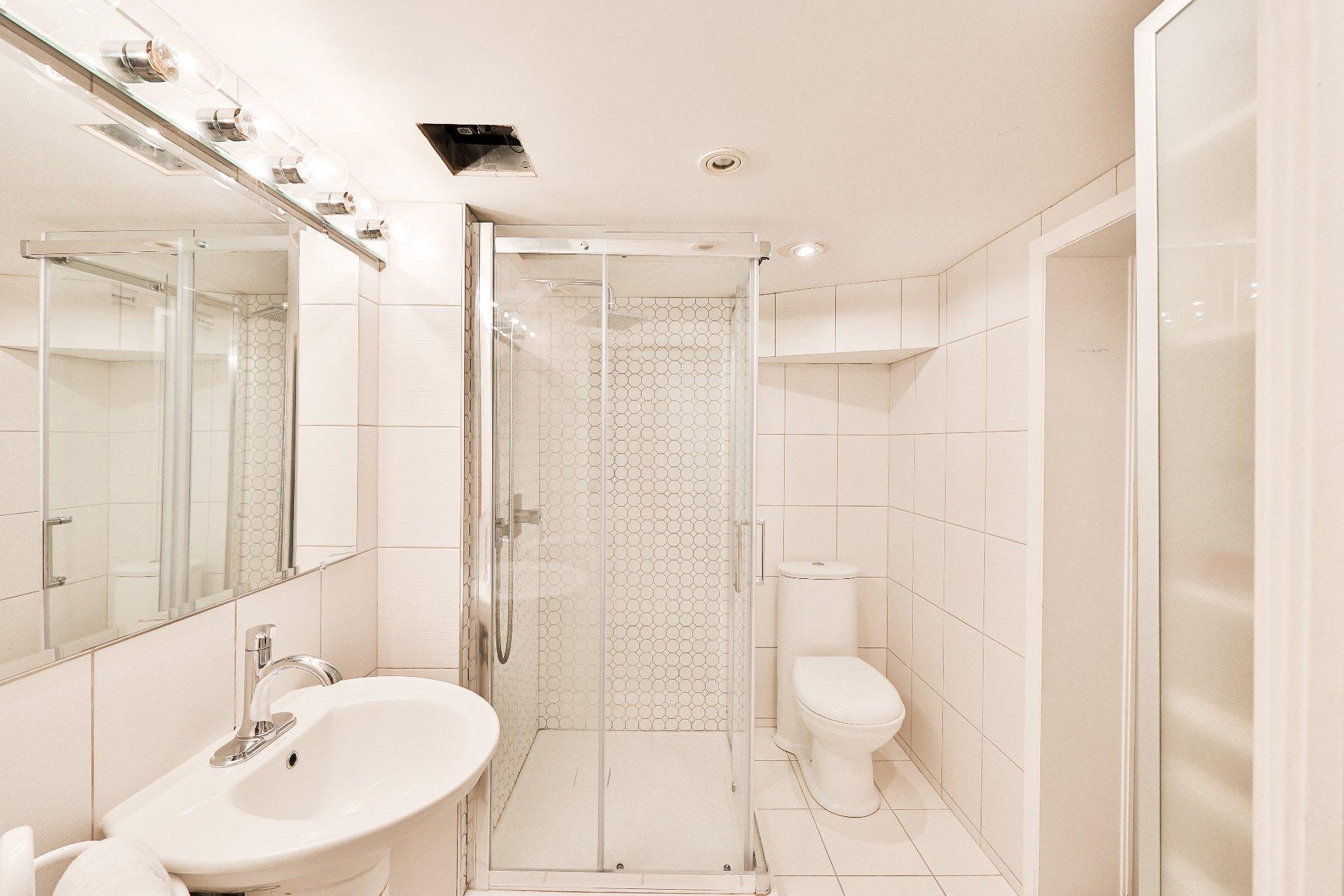 









240


Av. Redfern

,
Westmount,




QC
H3Z2G3

