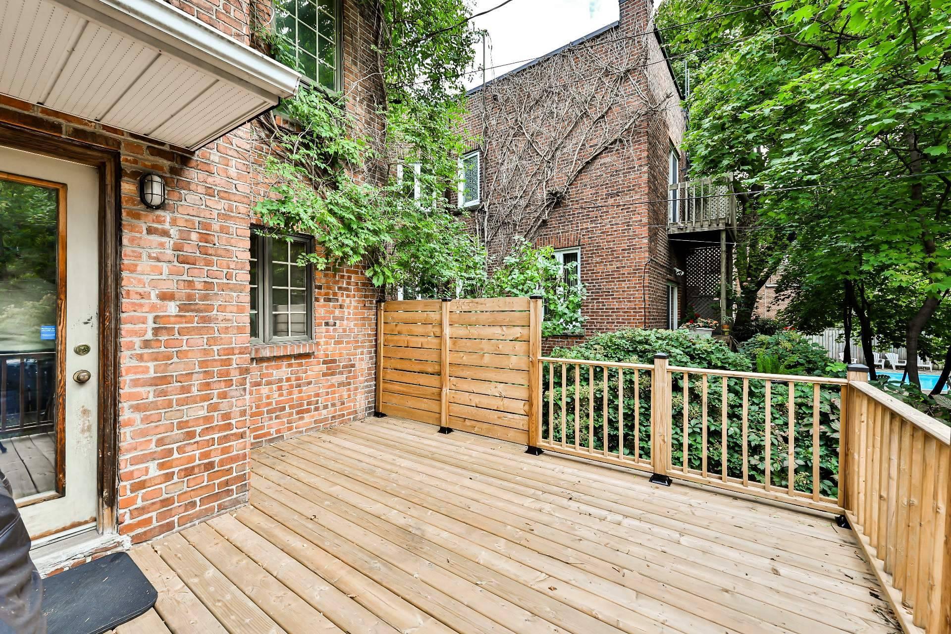 









240


Av. Redfern

,
Westmount,




QC
H3Z2G3

