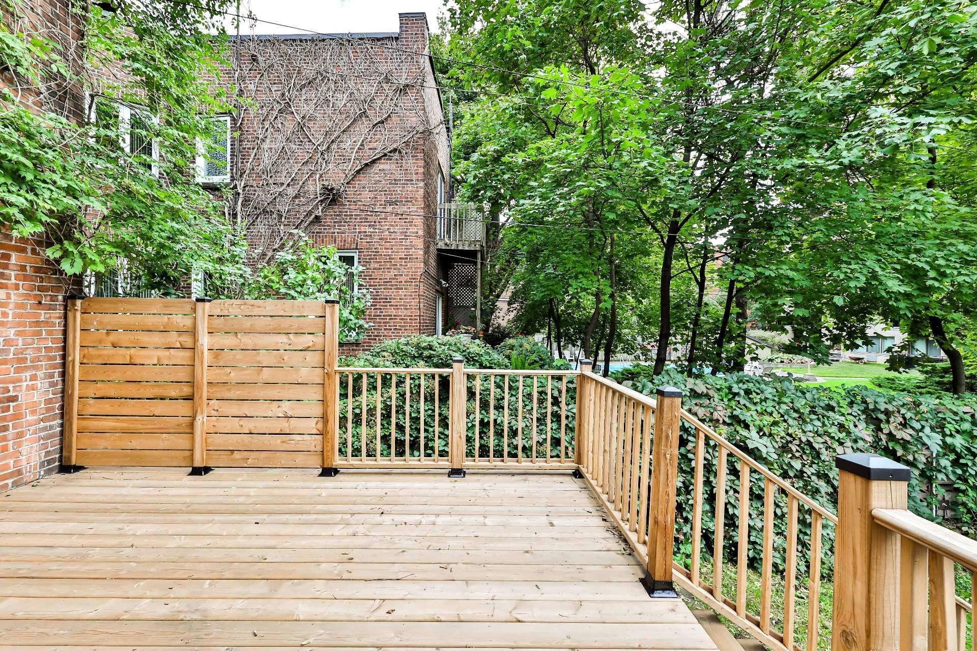 









240


Av. Redfern

,
Westmount,




QC
H3Z2G3

