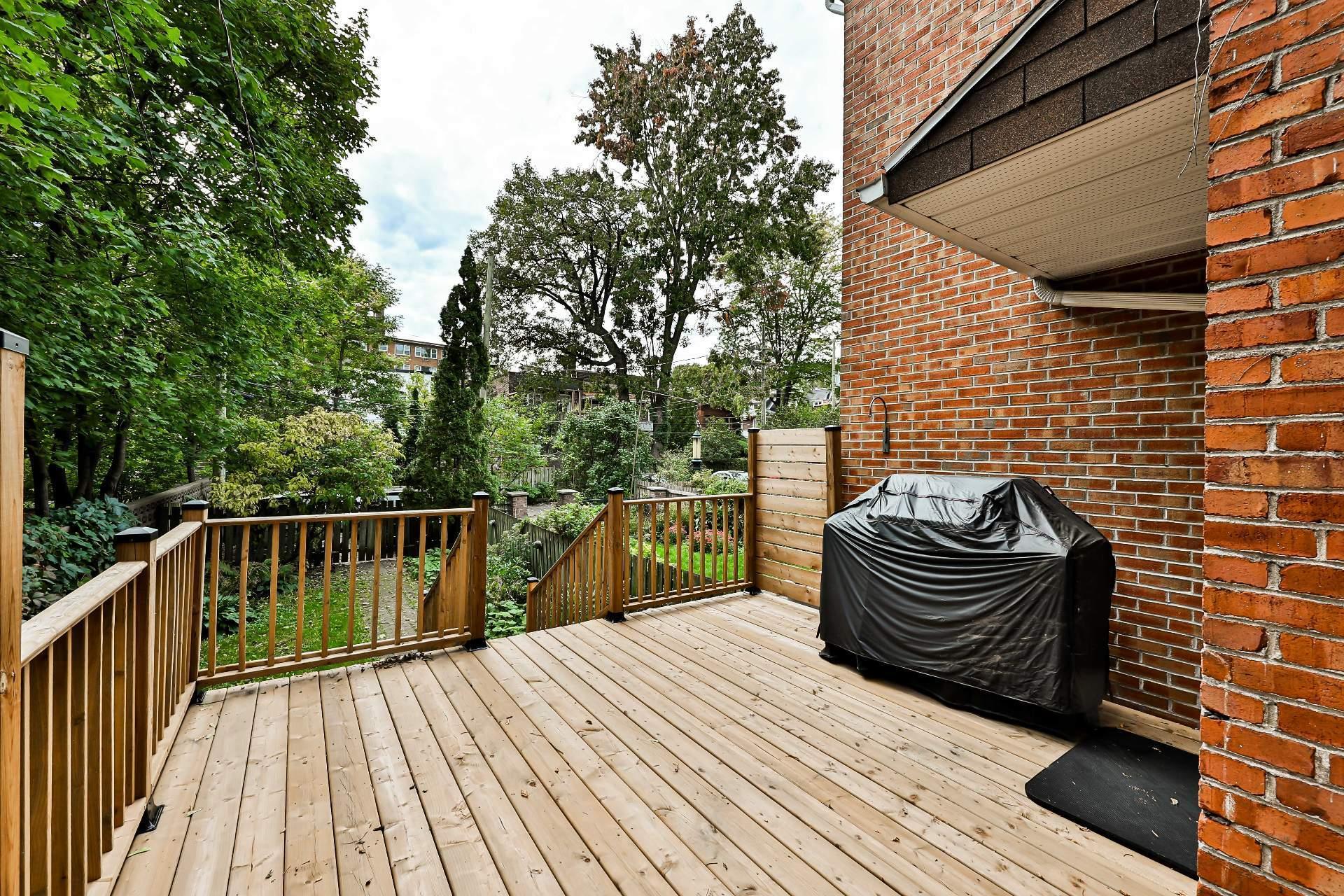









240


Av. Redfern

,
Westmount,




QC
H3Z2G3

