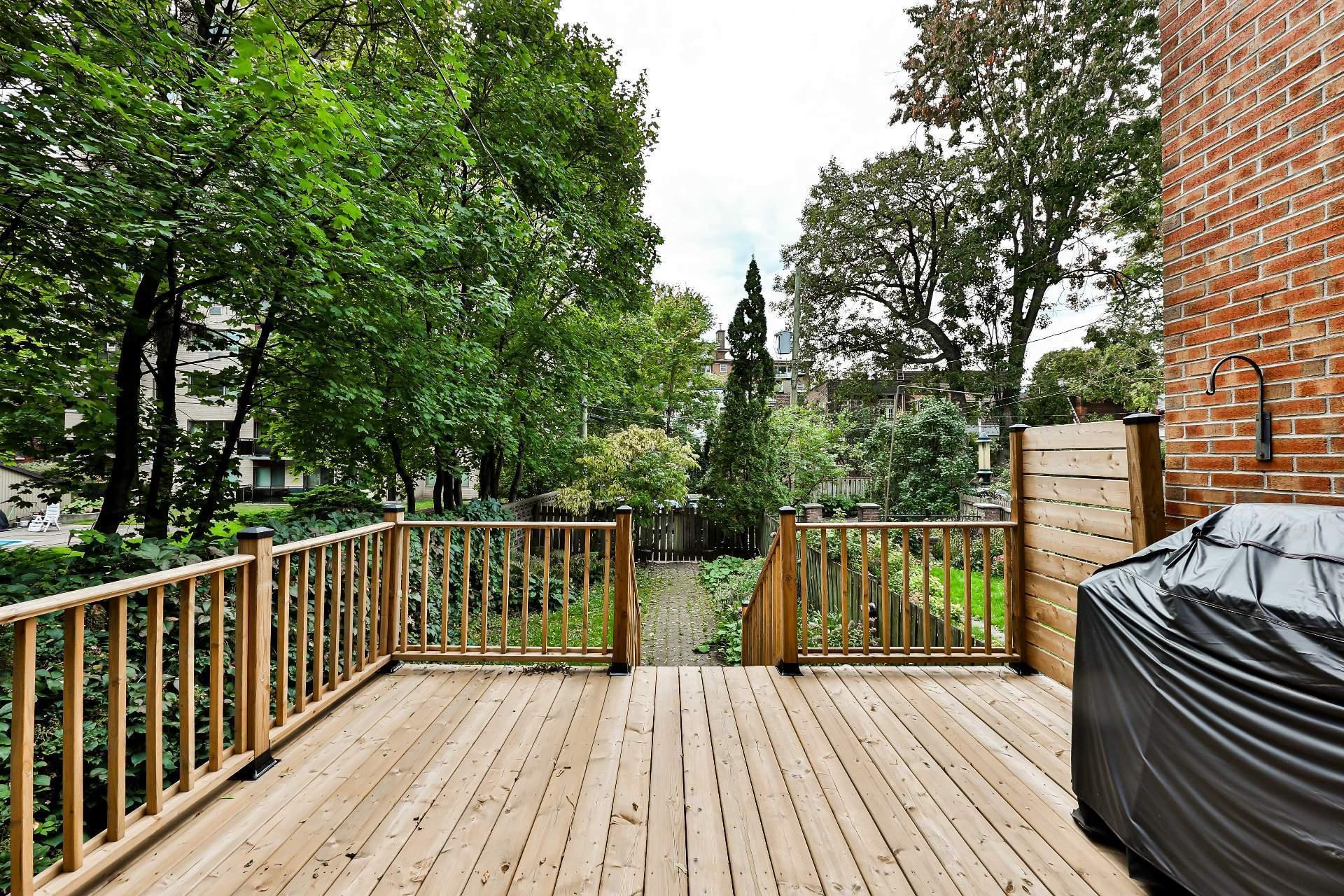 









240


Av. Redfern

,
Westmount,




QC
H3Z2G3

