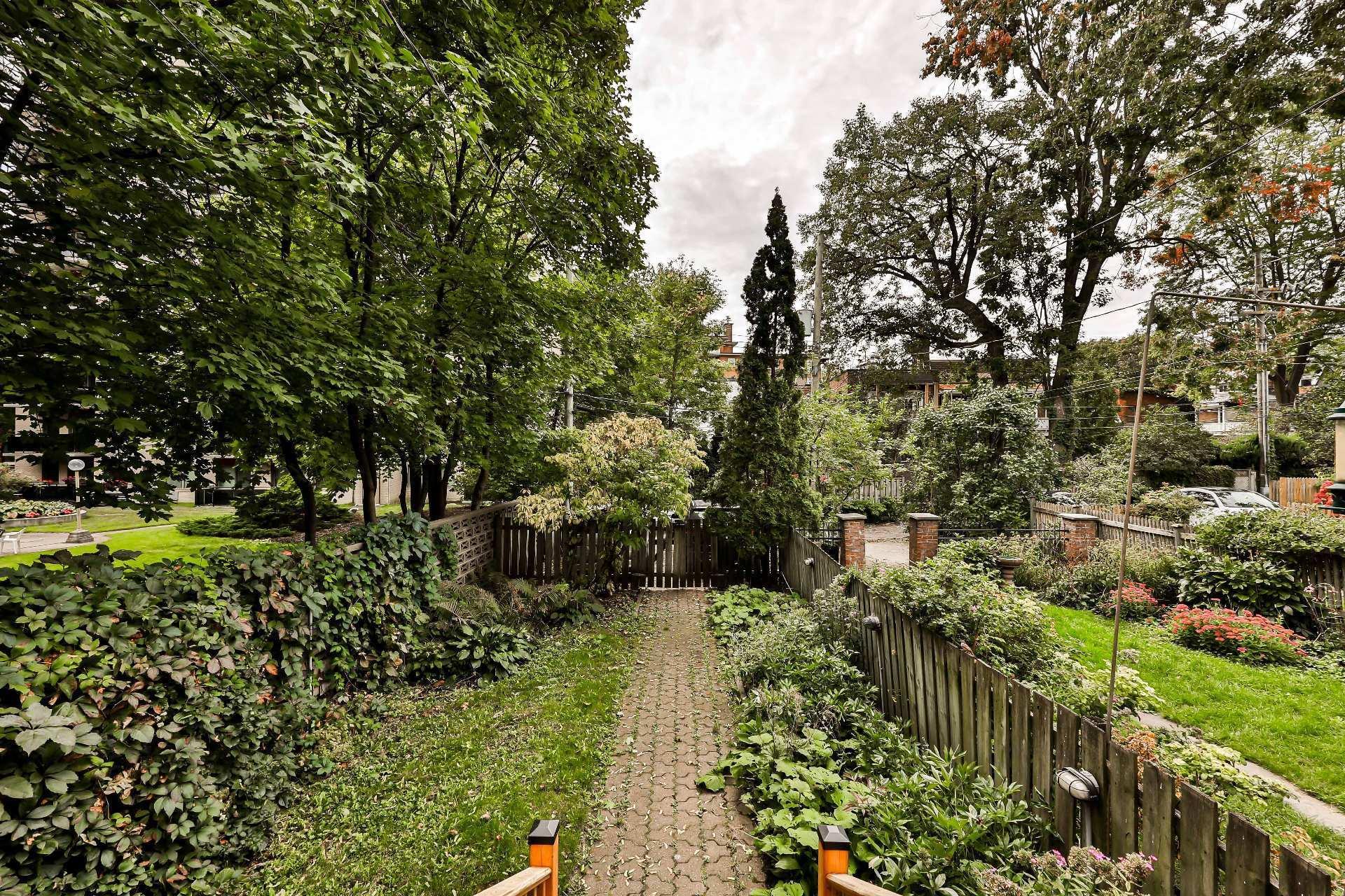 









240


Av. Redfern

,
Westmount,




QC
H3Z2G3

