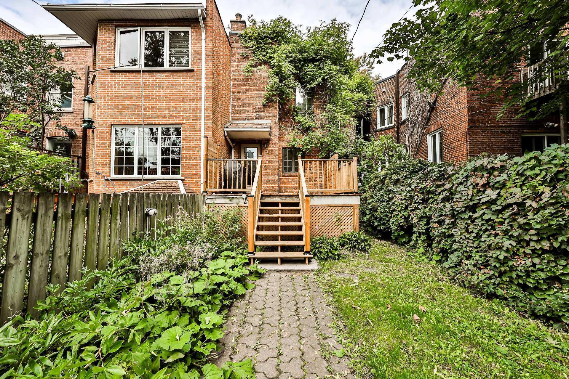 









240


Av. Redfern

,
Westmount,




QC
H3Z2G3

