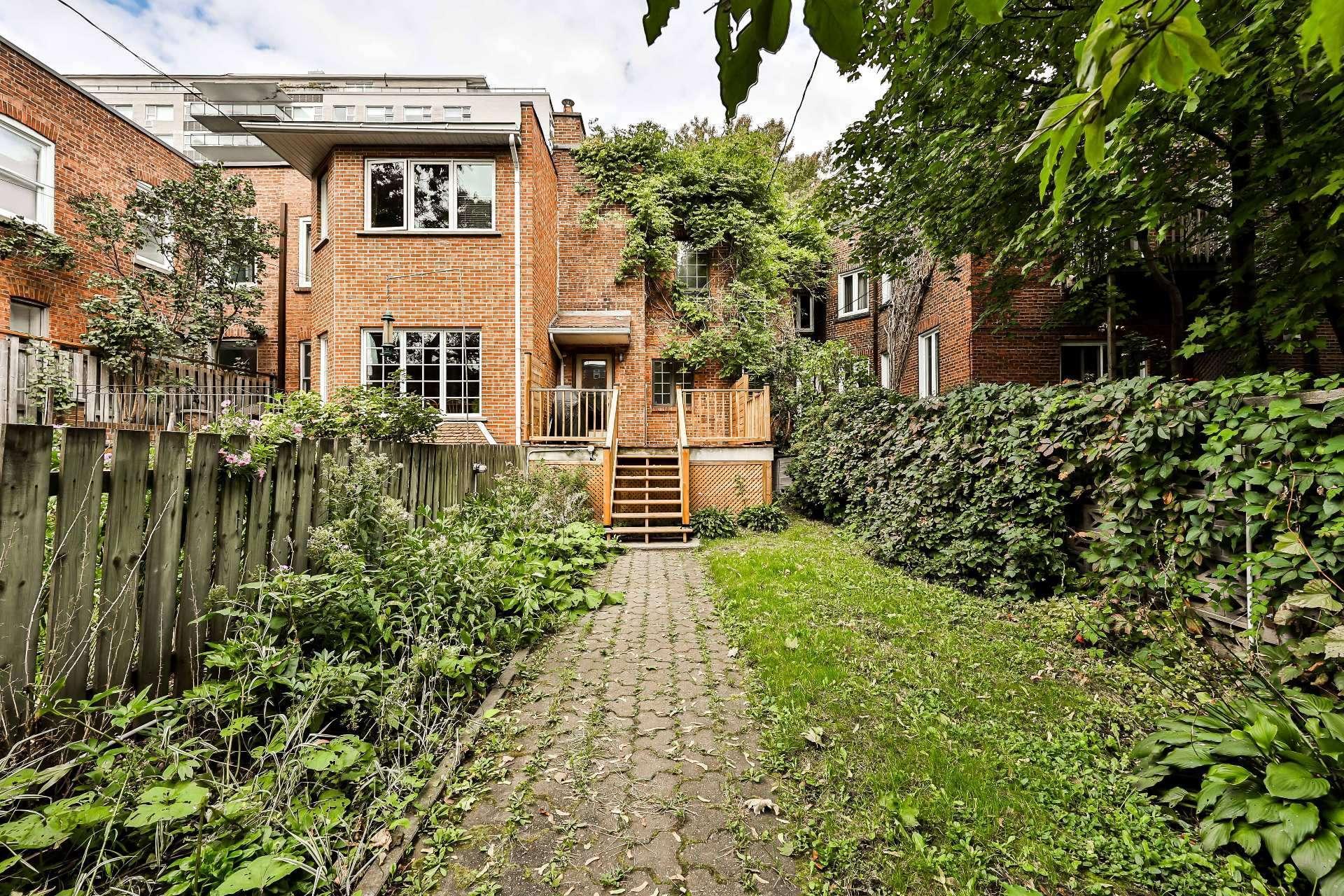 









240


Av. Redfern

,
Westmount,




QC
H3Z2G3


