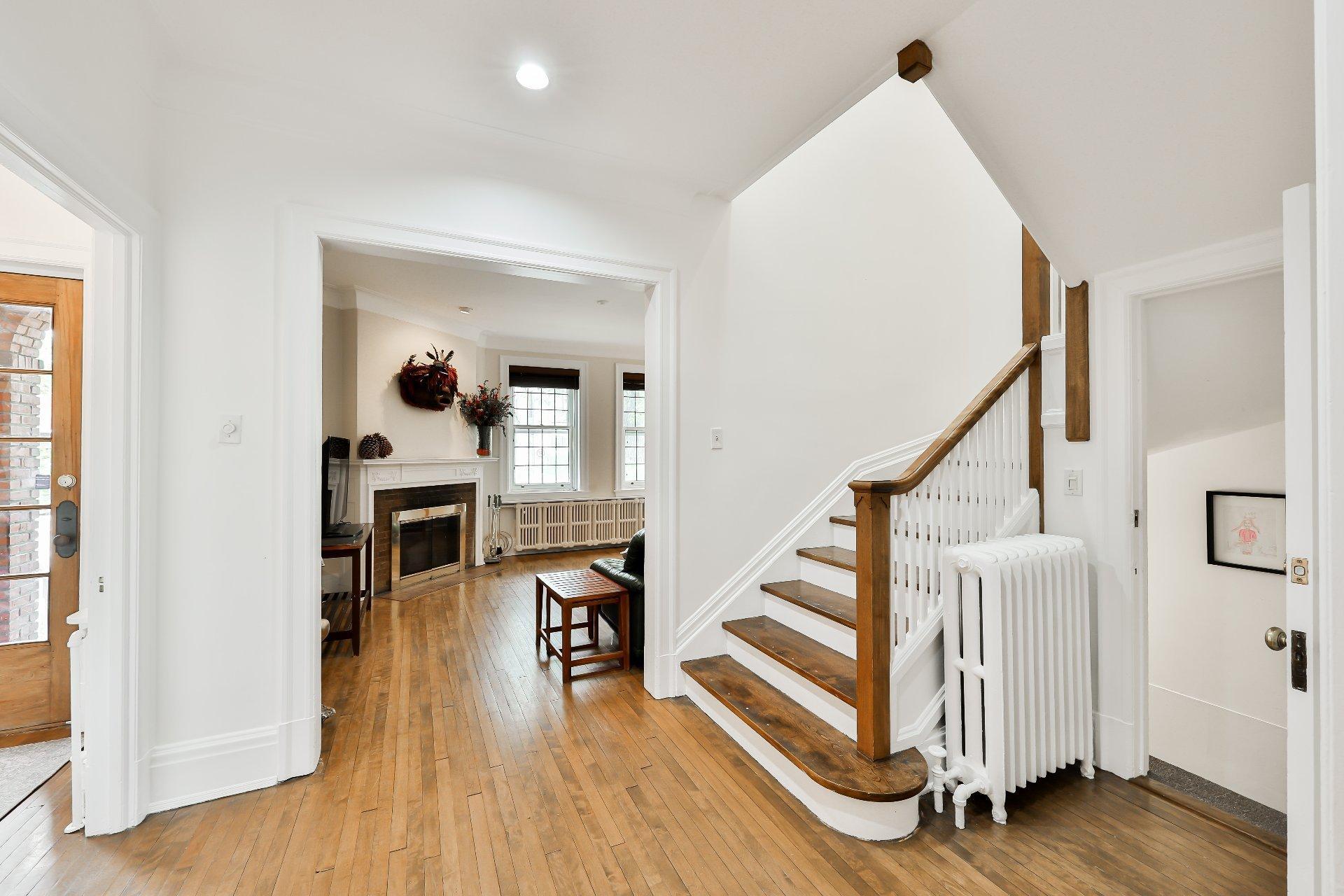 









240


Av. Redfern

,
Westmount,




QC
H3Z2G3

