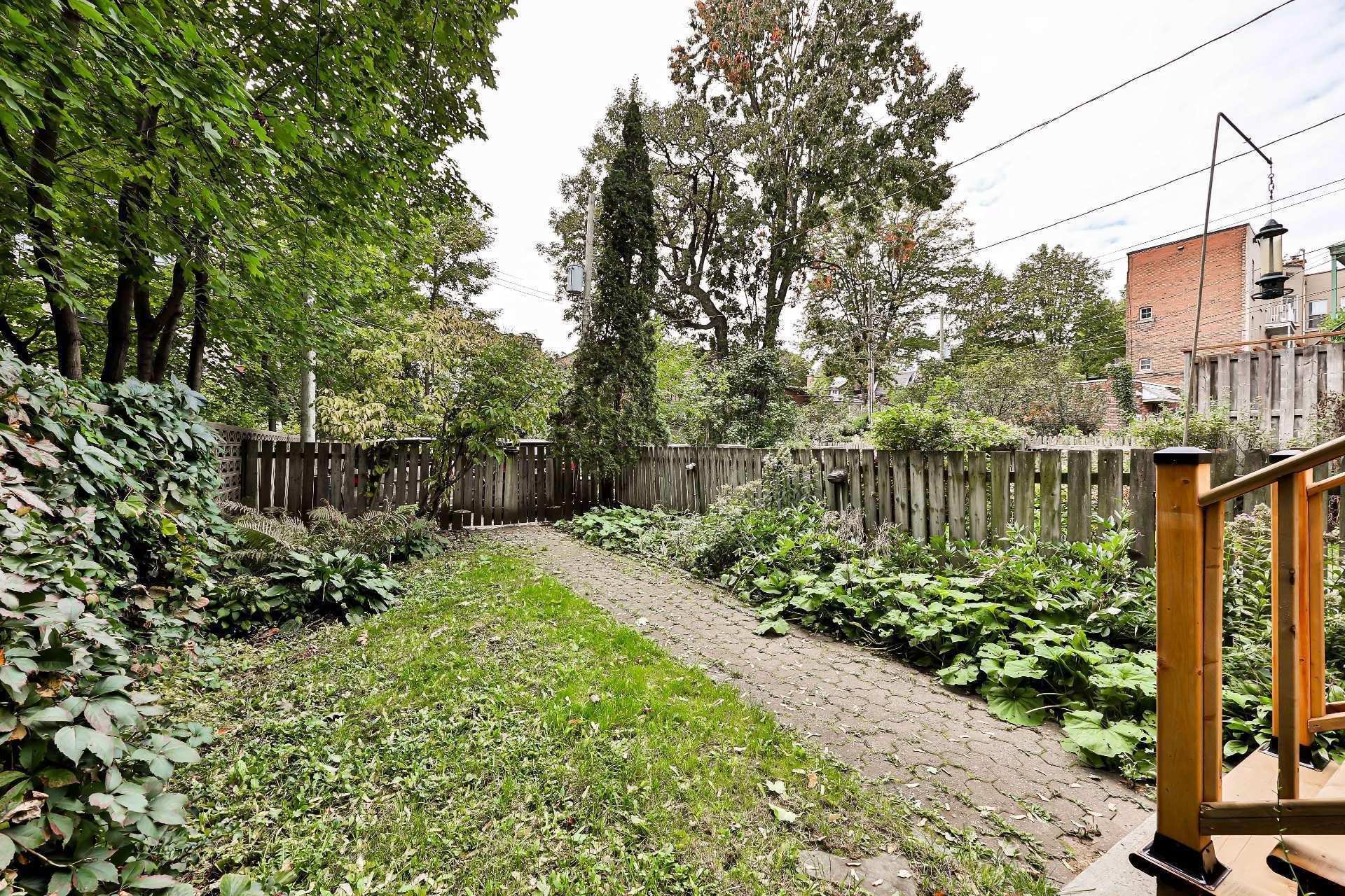 









240


Av. Redfern

,
Westmount,




QC
H3Z2G3


