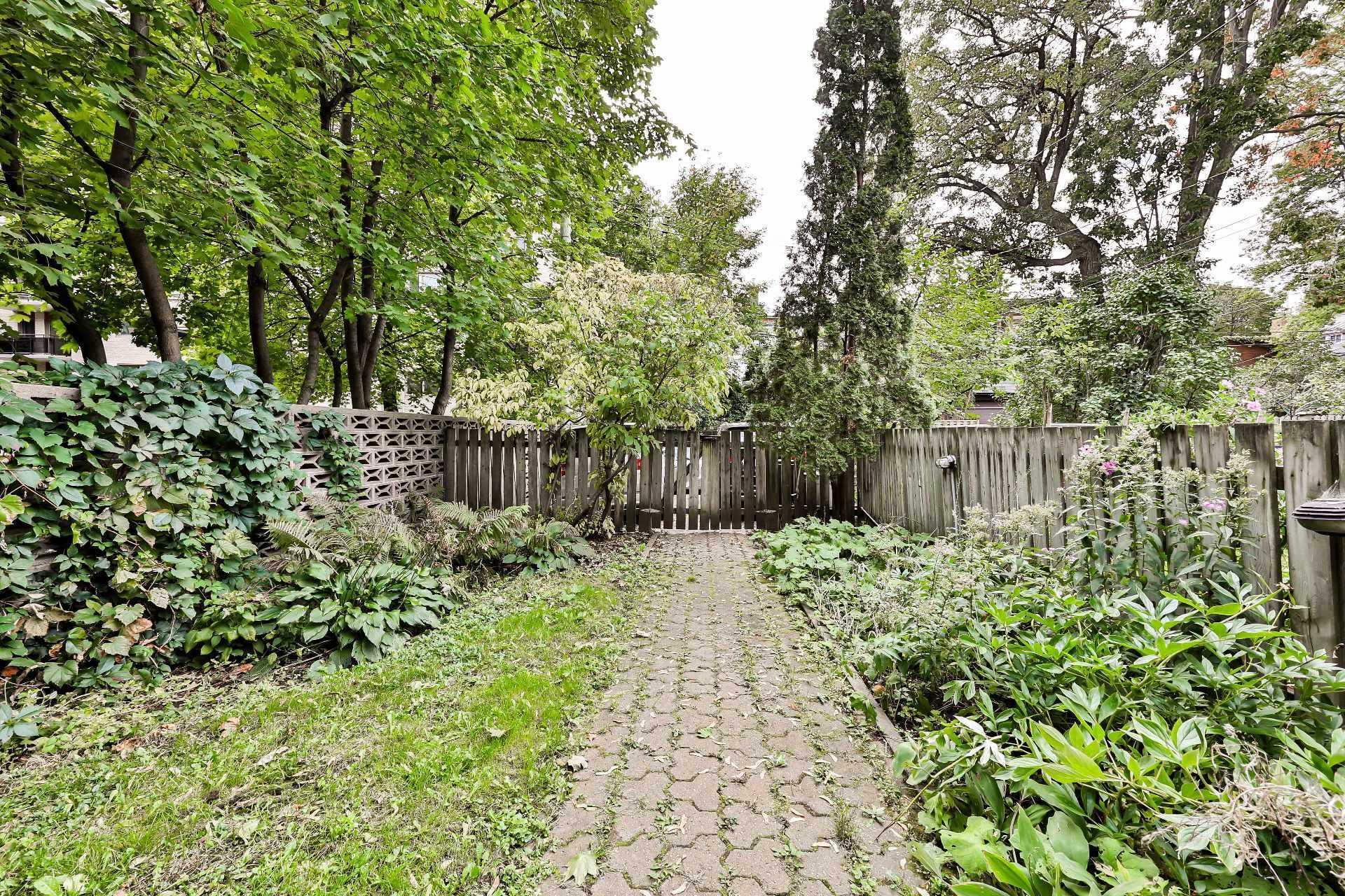 









240


Av. Redfern

,
Westmount,




QC
H3Z2G3


