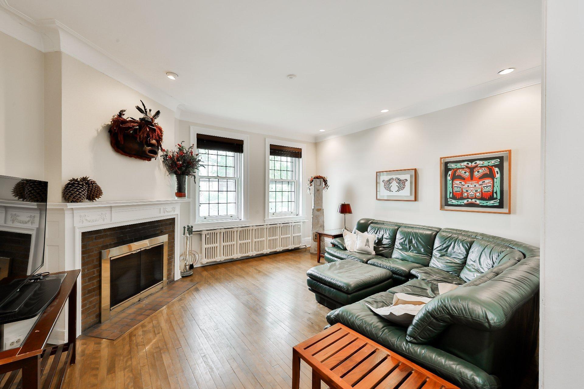 









240


Av. Redfern

,
Westmount,




QC
H3Z2G3

