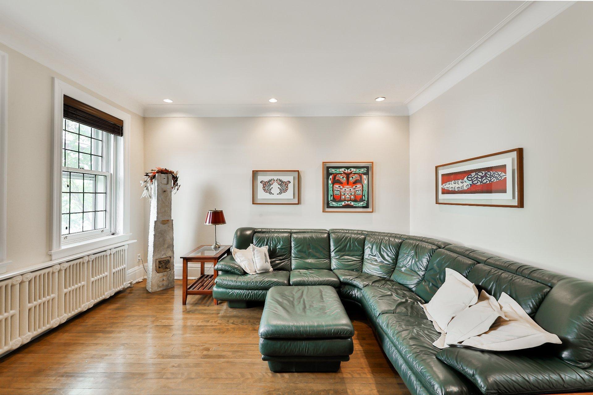 









240


Av. Redfern

,
Westmount,




QC
H3Z2G3

