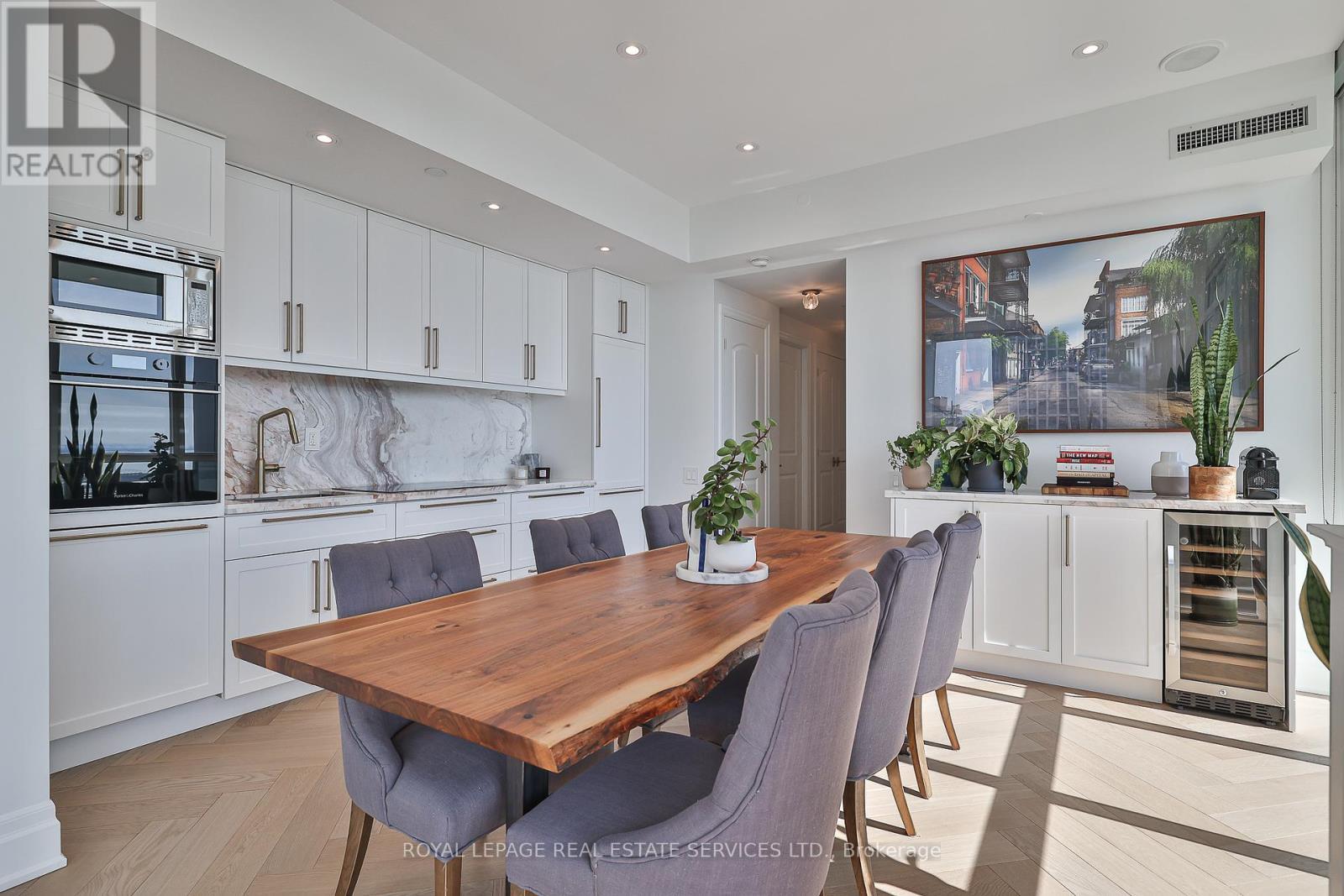 












3709 - 88 BLUE JAYS WAY

,
Toronto,




Ontario
M5V0L7

