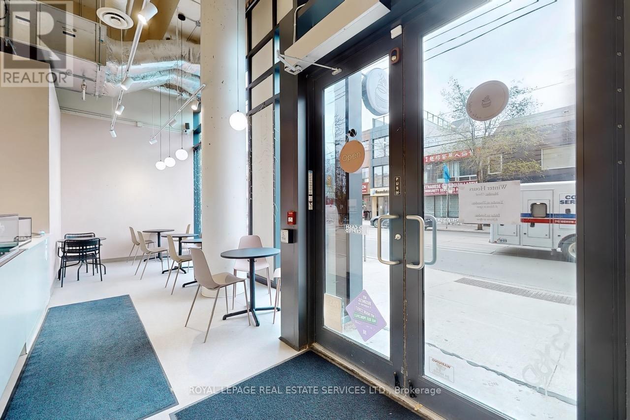 












862 DUNDAS STREET W

,
Toronto,




Ontario
M6J1V5

