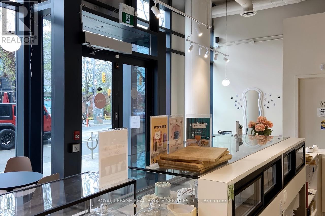 












862 DUNDAS STREET W

,
Toronto,




Ontario
M6J1V5

