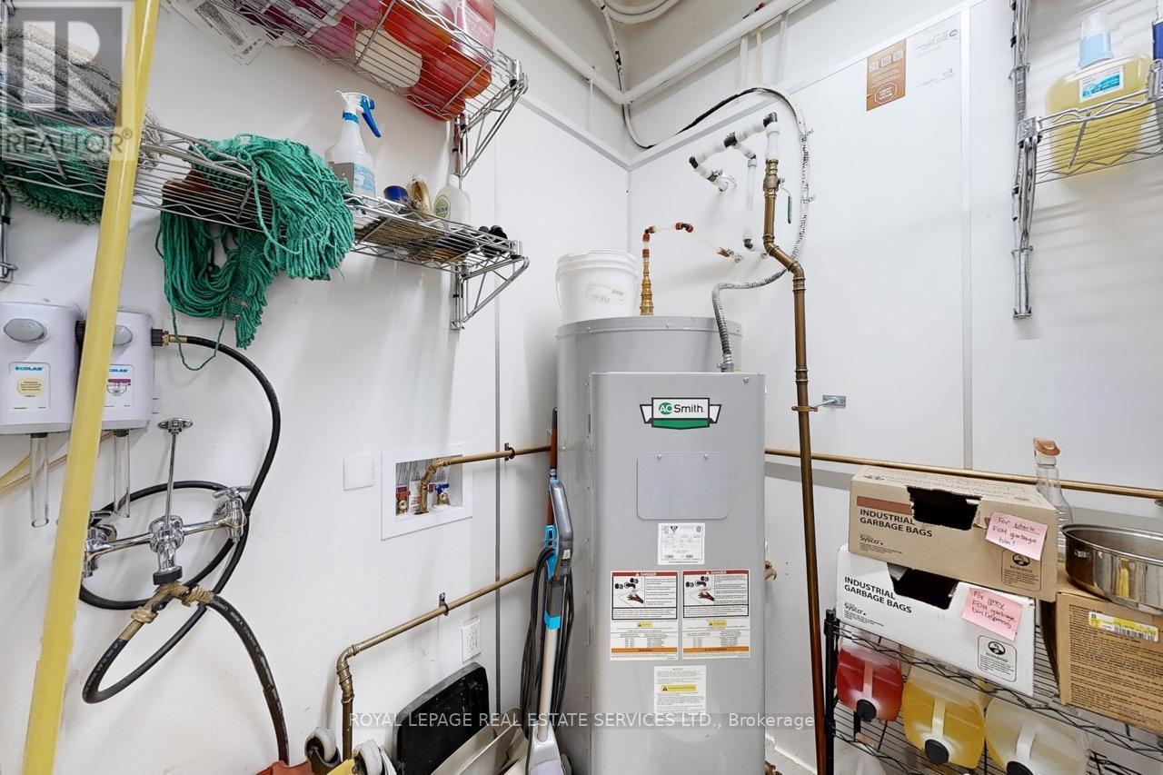 












862 DUNDAS STREET W

,
Toronto,




Ontario
M6J1V5

