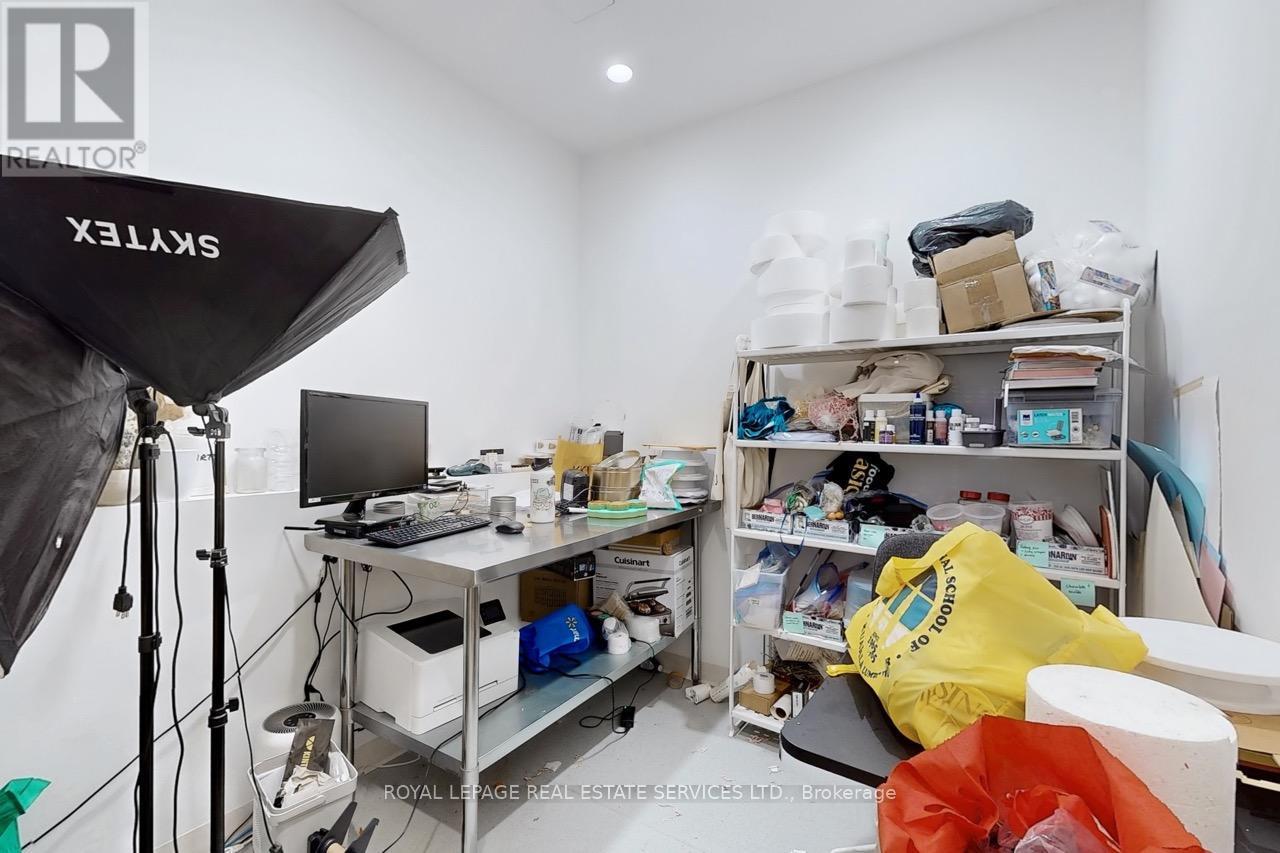 












862 DUNDAS STREET W

,
Toronto,




Ontario
M6J1V5

