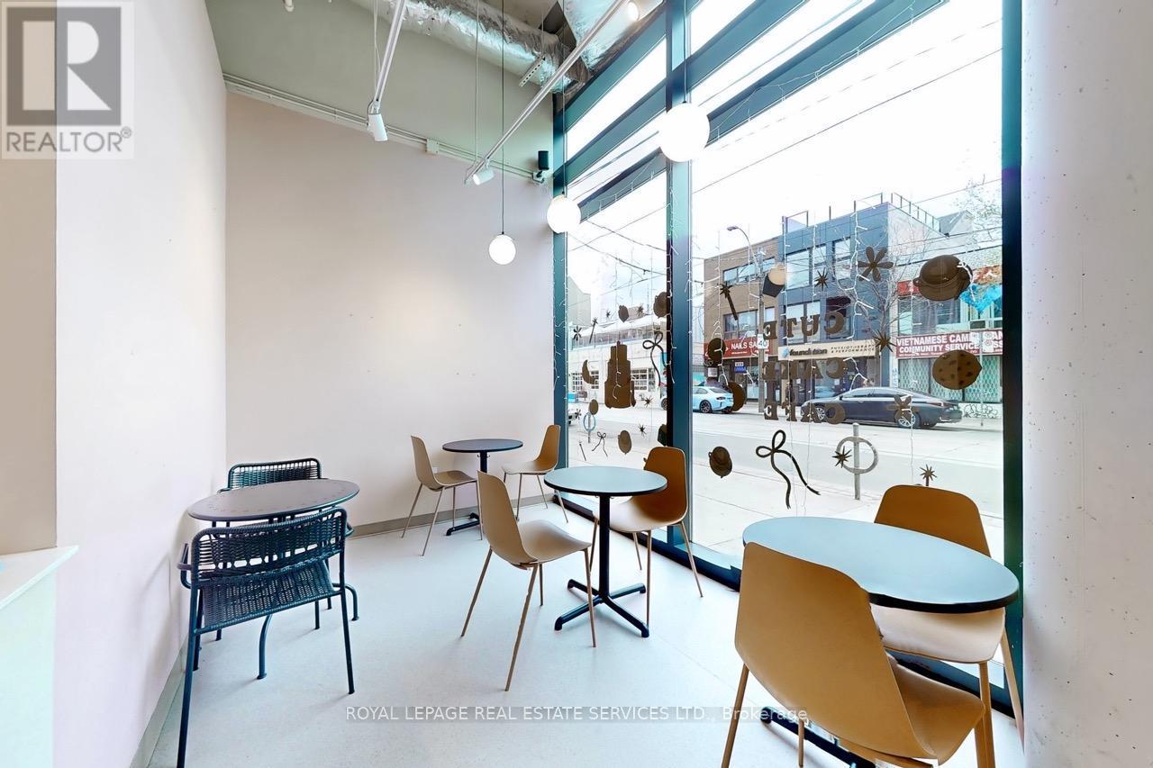 












862 DUNDAS STREET W

,
Toronto,




Ontario
M6J1V5

